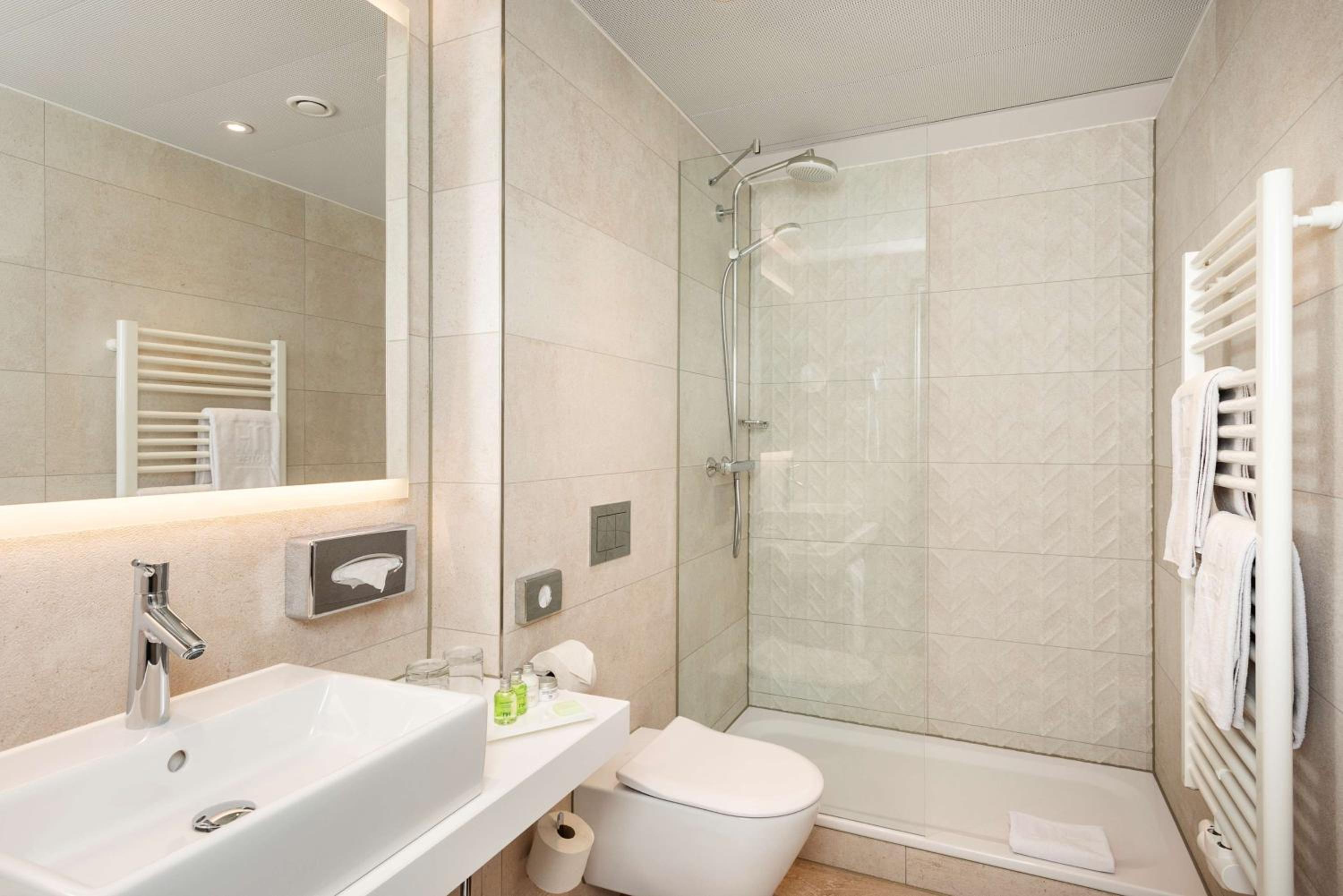 Standard Double or Twin Room - Photo 12