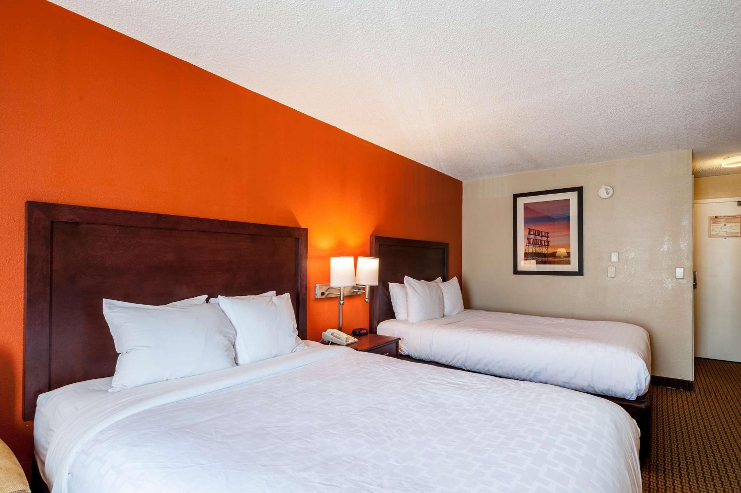 Queen Room with Two Queen Beds - Non-Smoking photo 3