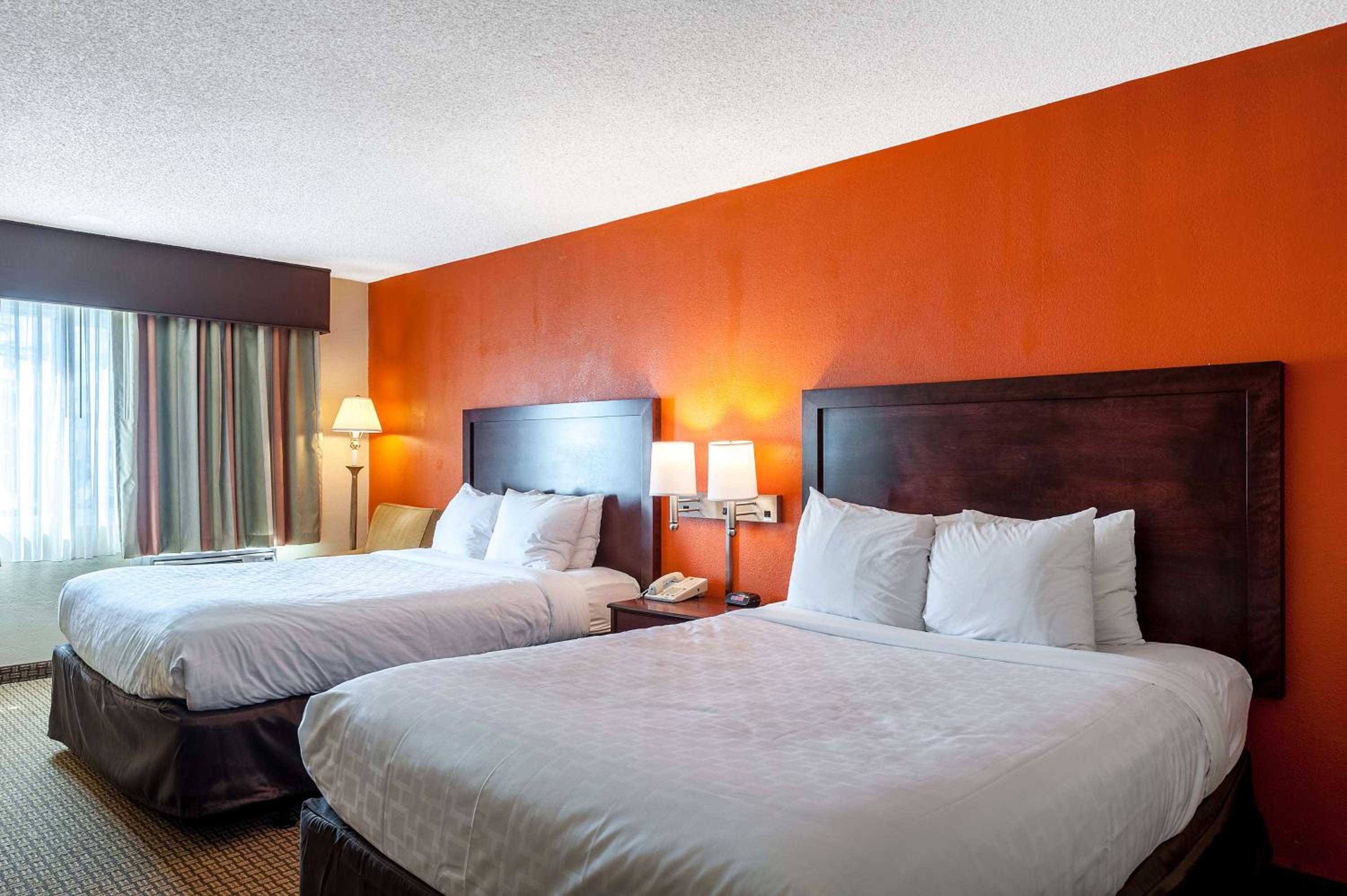 Queen Room with Two Queen Beds - Non-Smoking photo 2