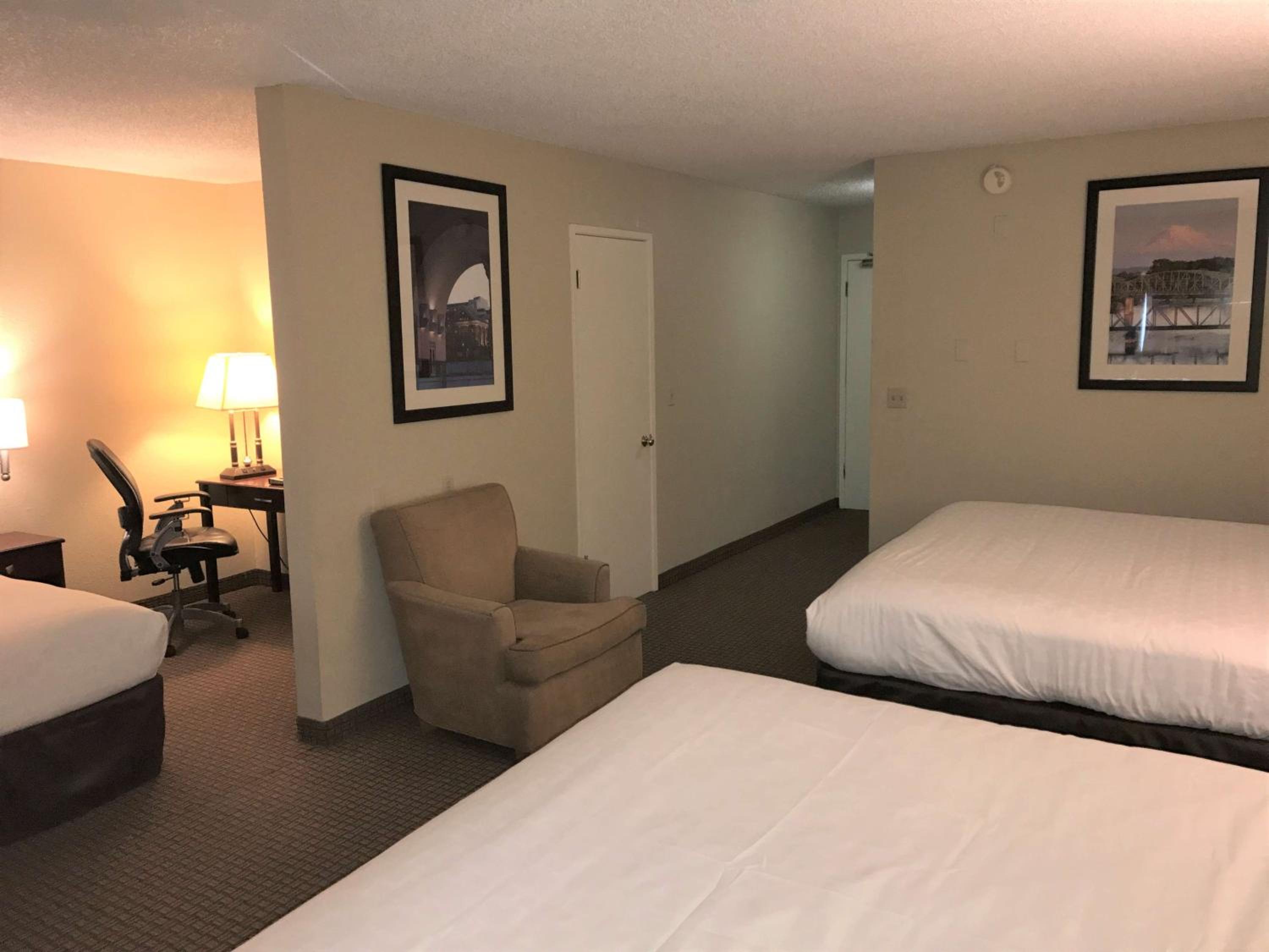 Queen Room with Three Queen Beds photo 3