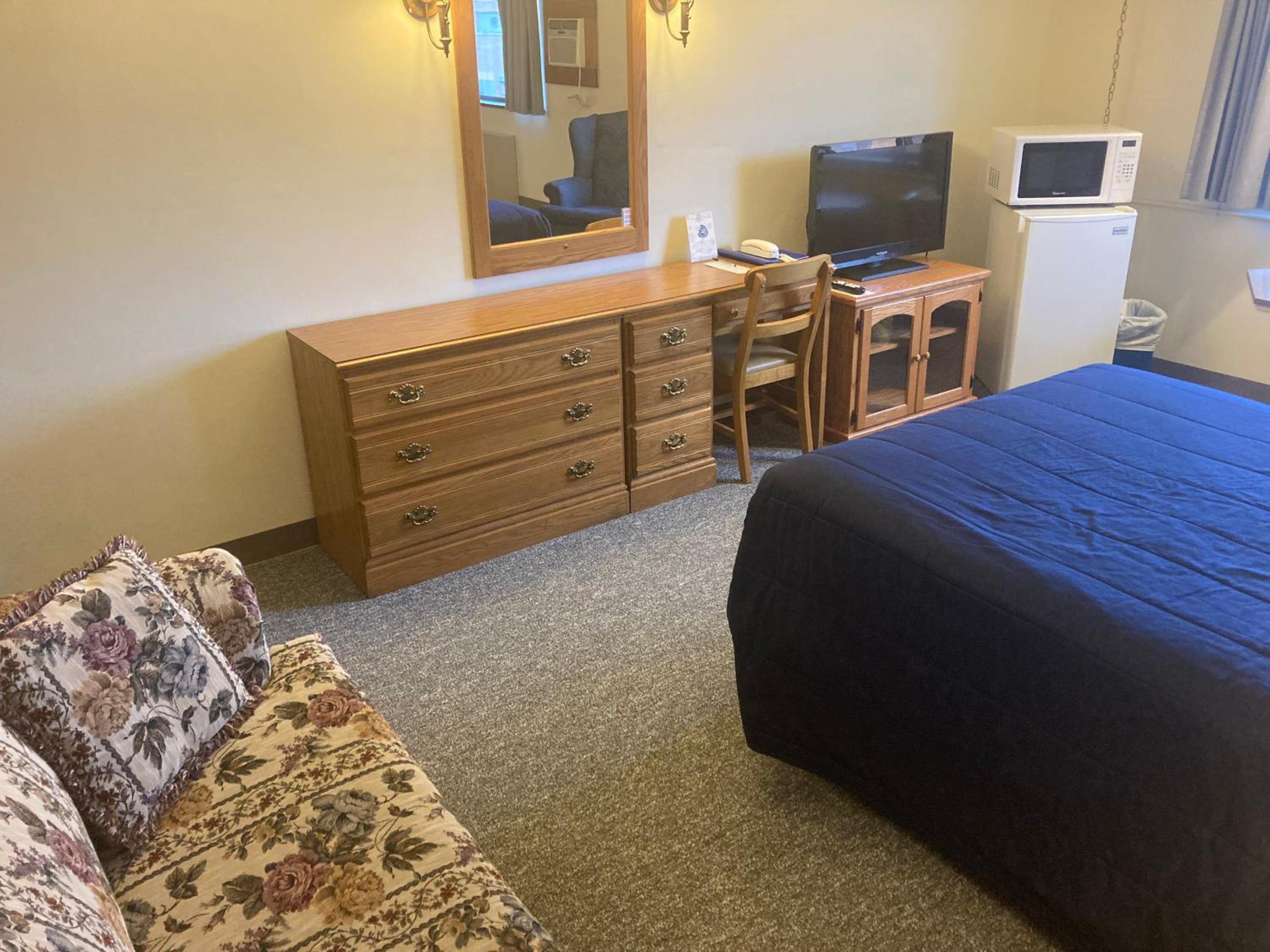 Queen Suite - Photo 1