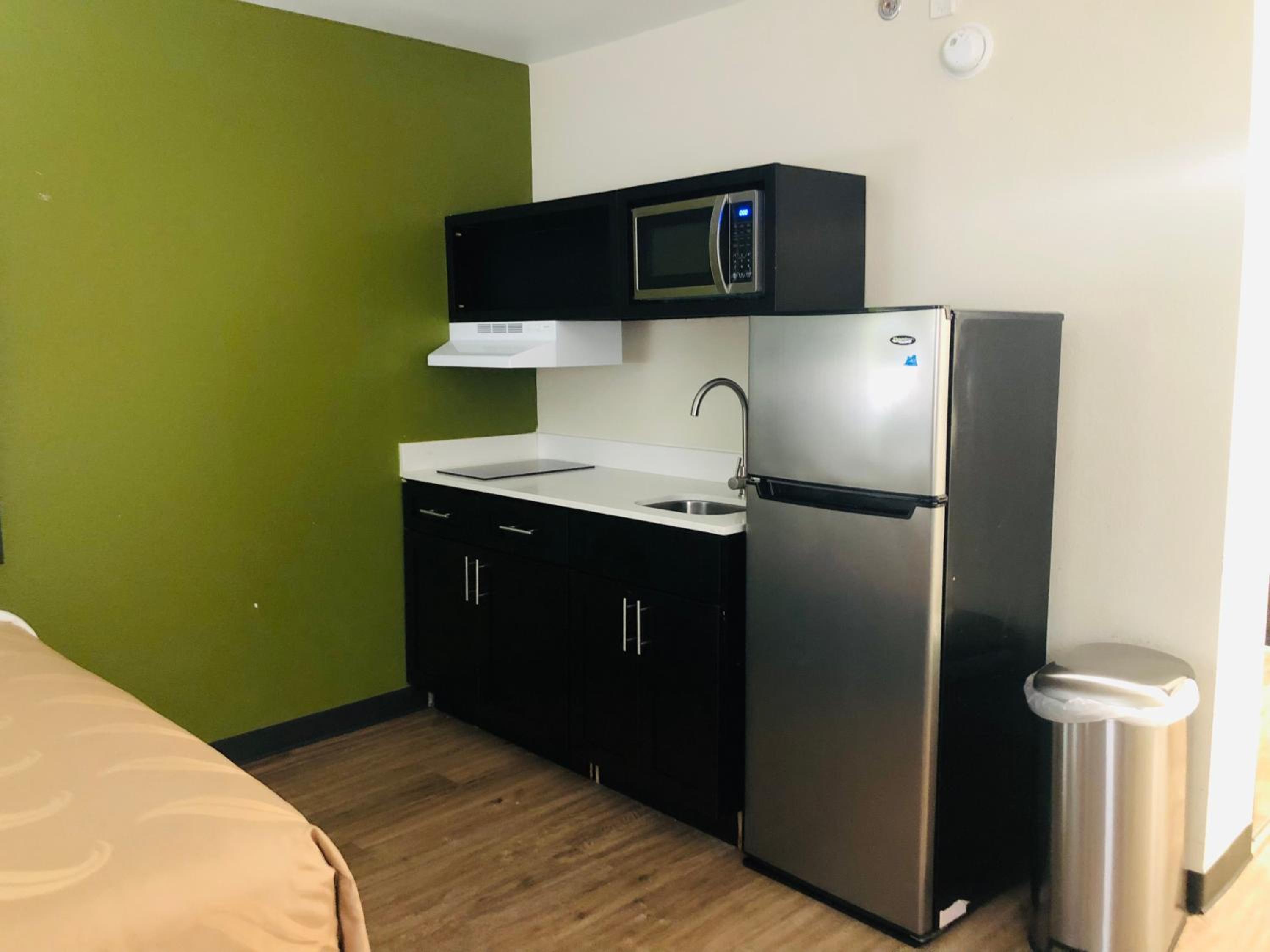 Efficiency Room with Two Double Beds - Non Smoking - Photo 17