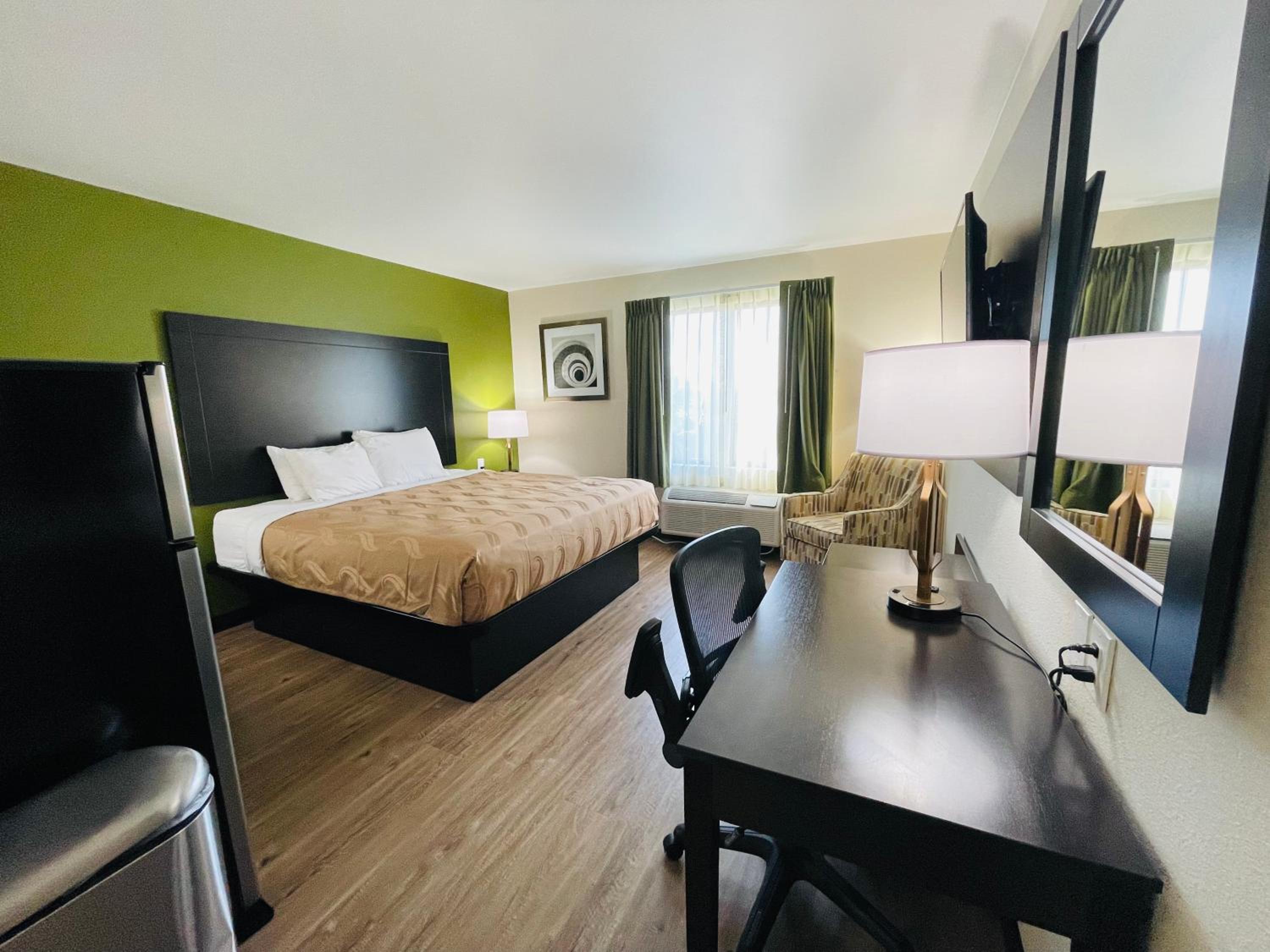 King Room - Non-Smoking - Photo 2