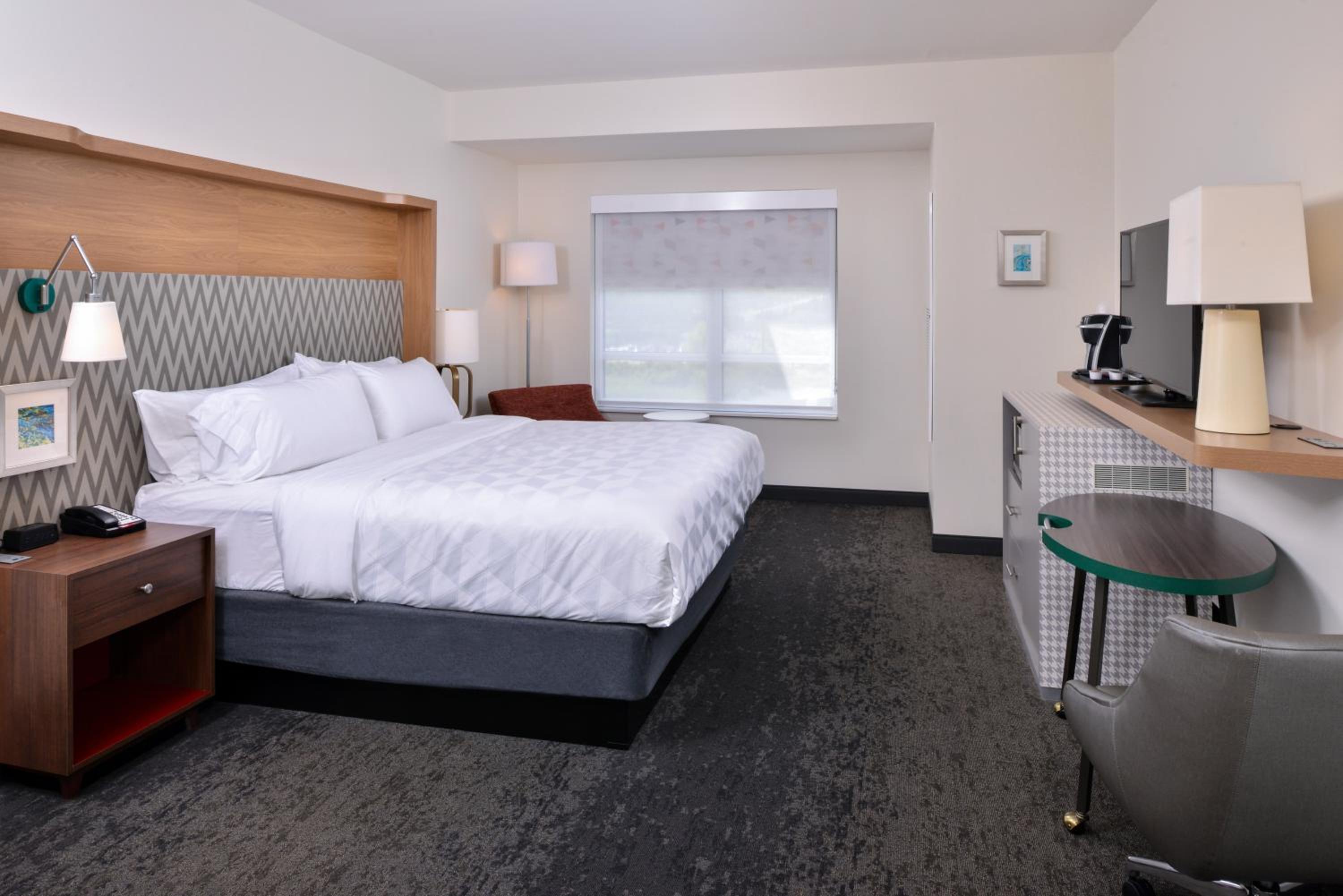King Room - Hearing Accessible photo 3