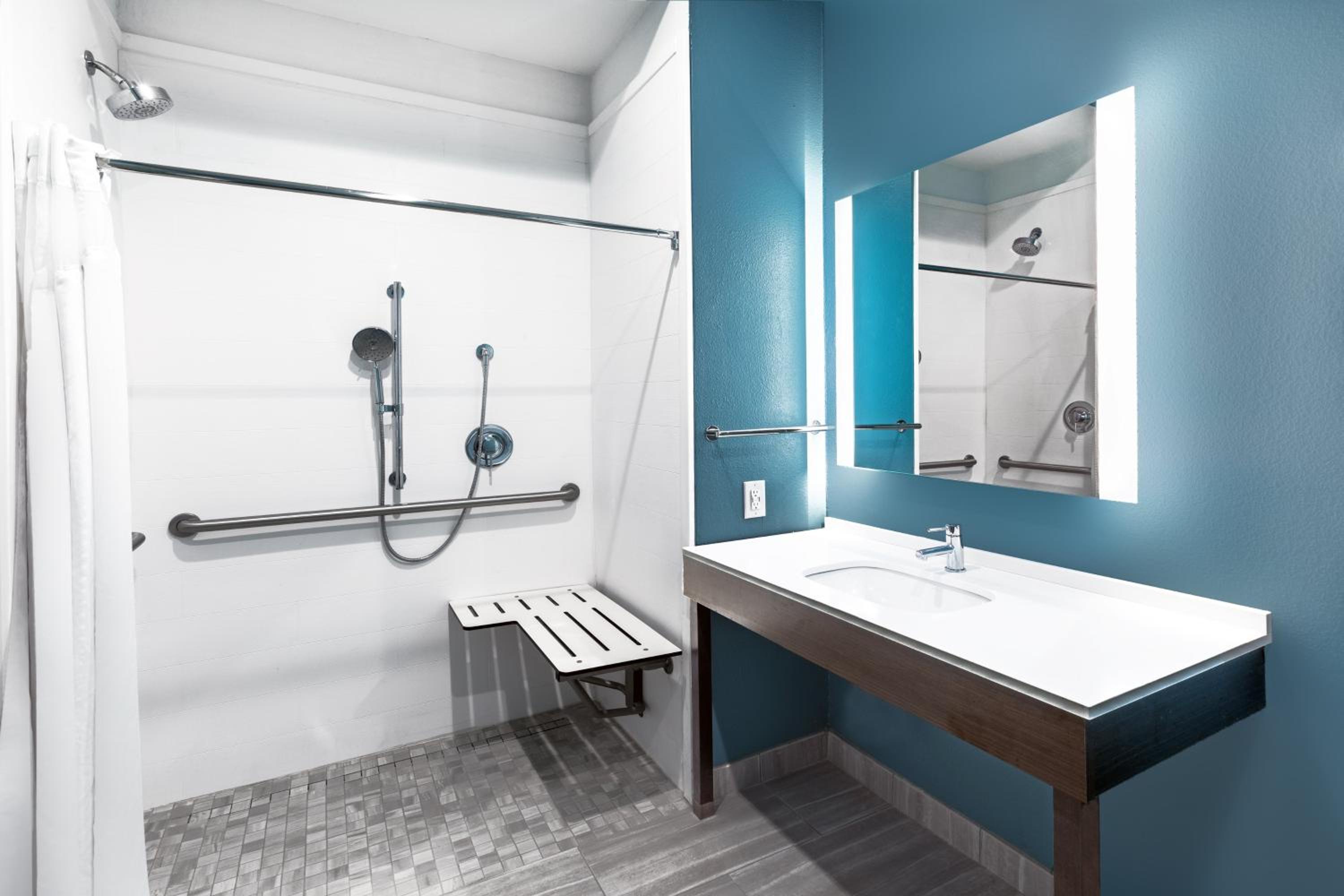 Queen Room with Two Queen Beds - Disability Access Hearing Accessible - Roll-In Shower - Photo 3