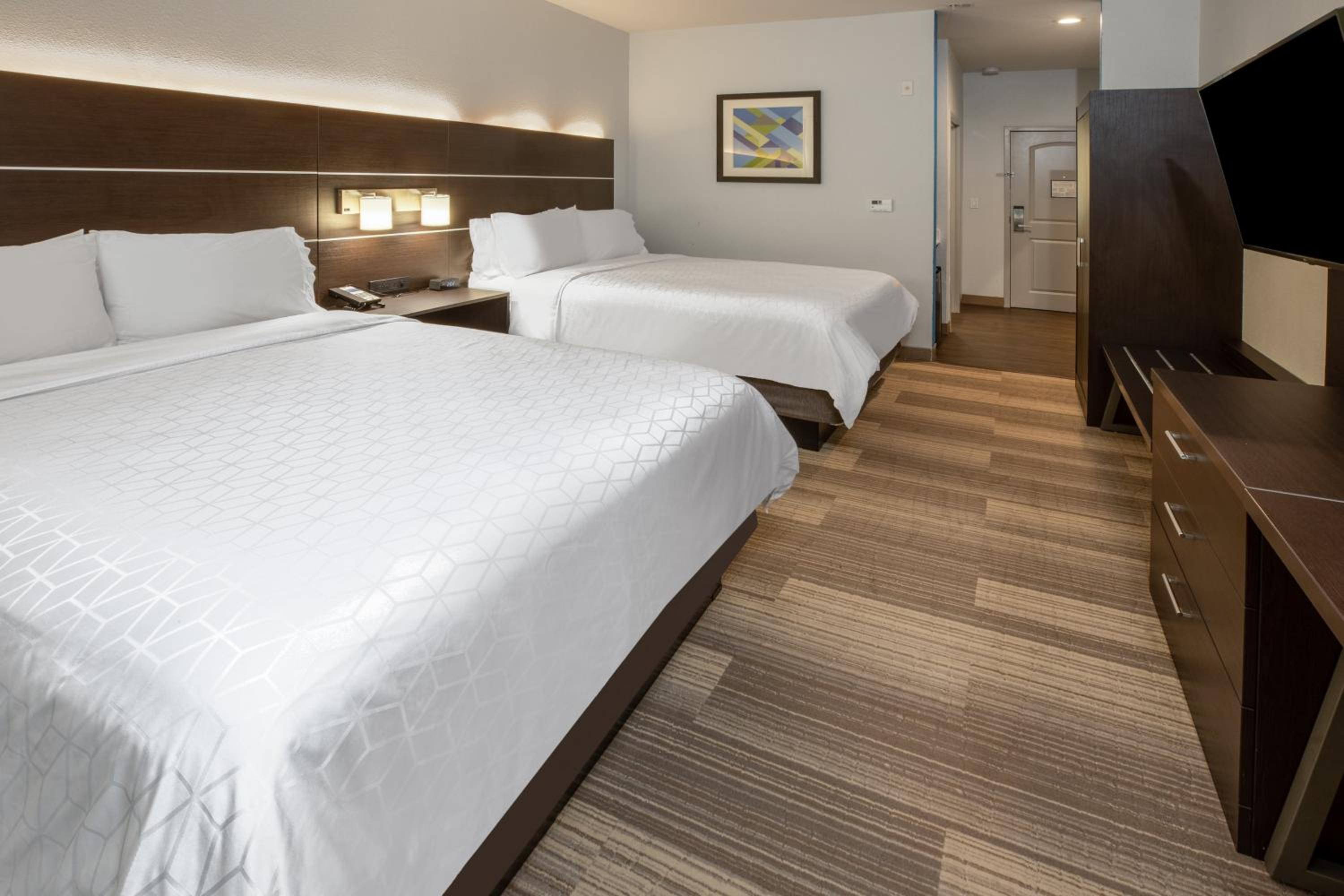 Standard Queen Room with Two Queen Beds - Photo 3