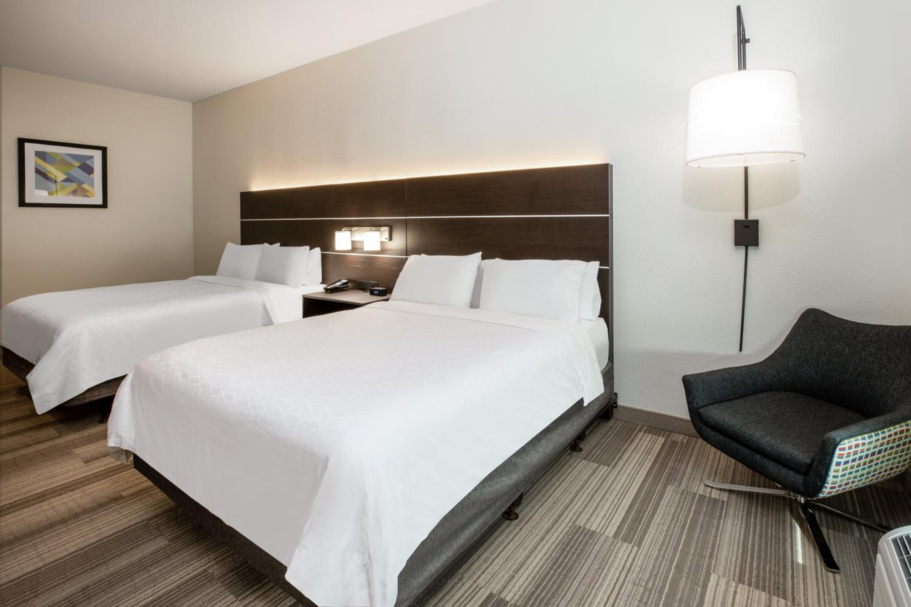 Standard Queen Room with Two Queen Beds - Communications Accessible - Photo 3