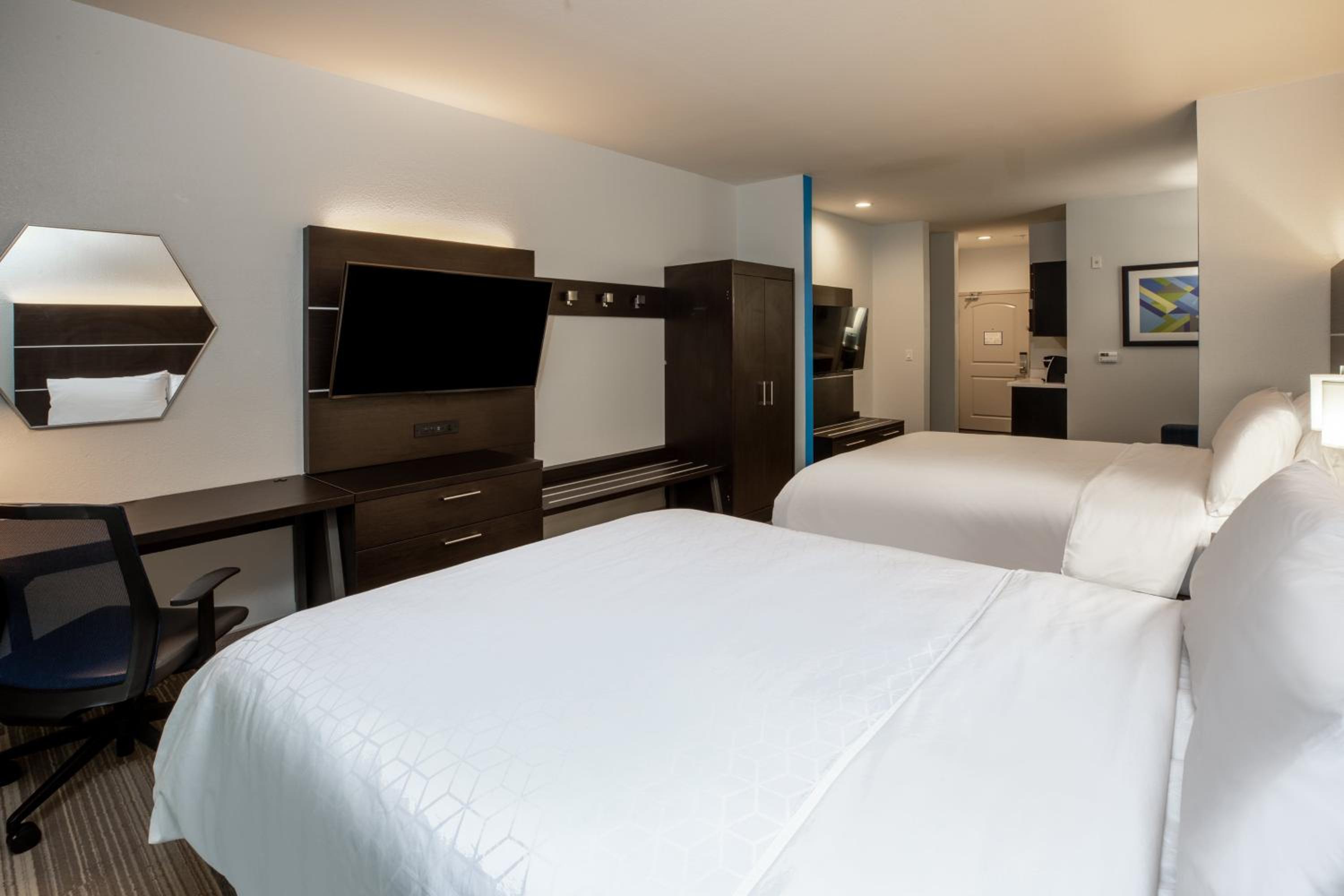 Suite with Two Queen Beds - Photo 3