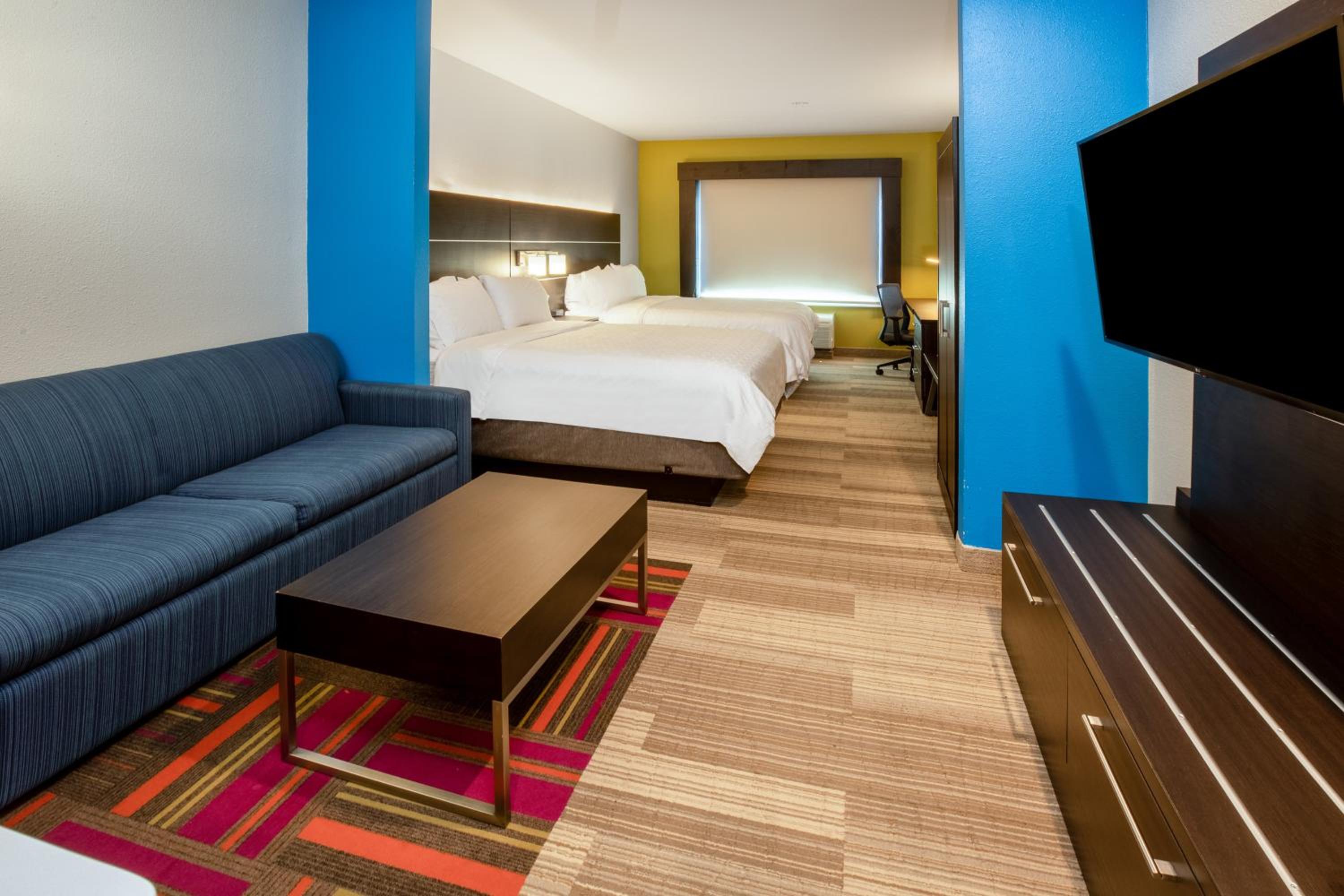 Suite with Two Queen Beds - Photo 2