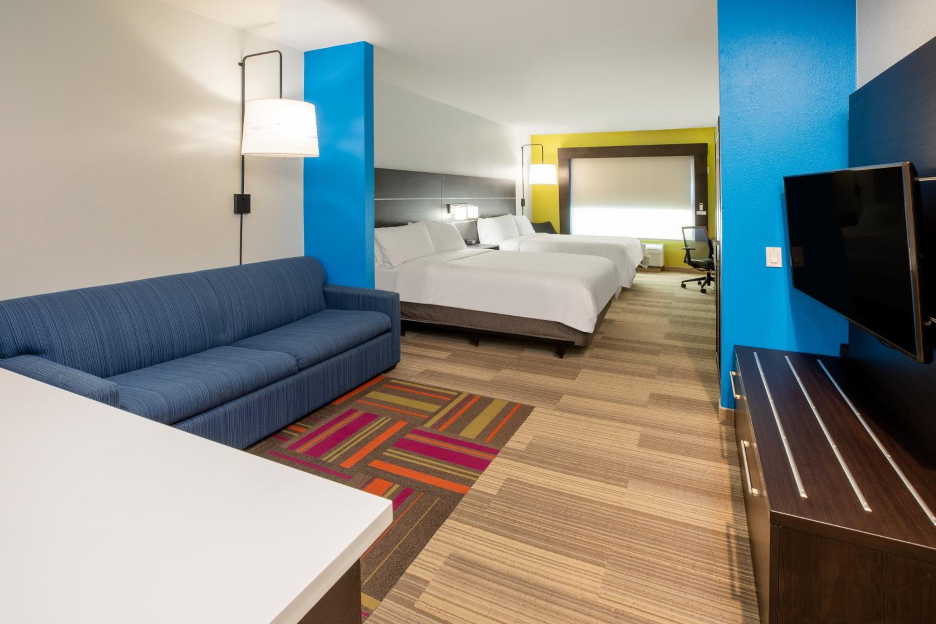 Queen Suite with Two Queen Beds and Mobility Accessible Tub - Non-Smoking - Photo 2