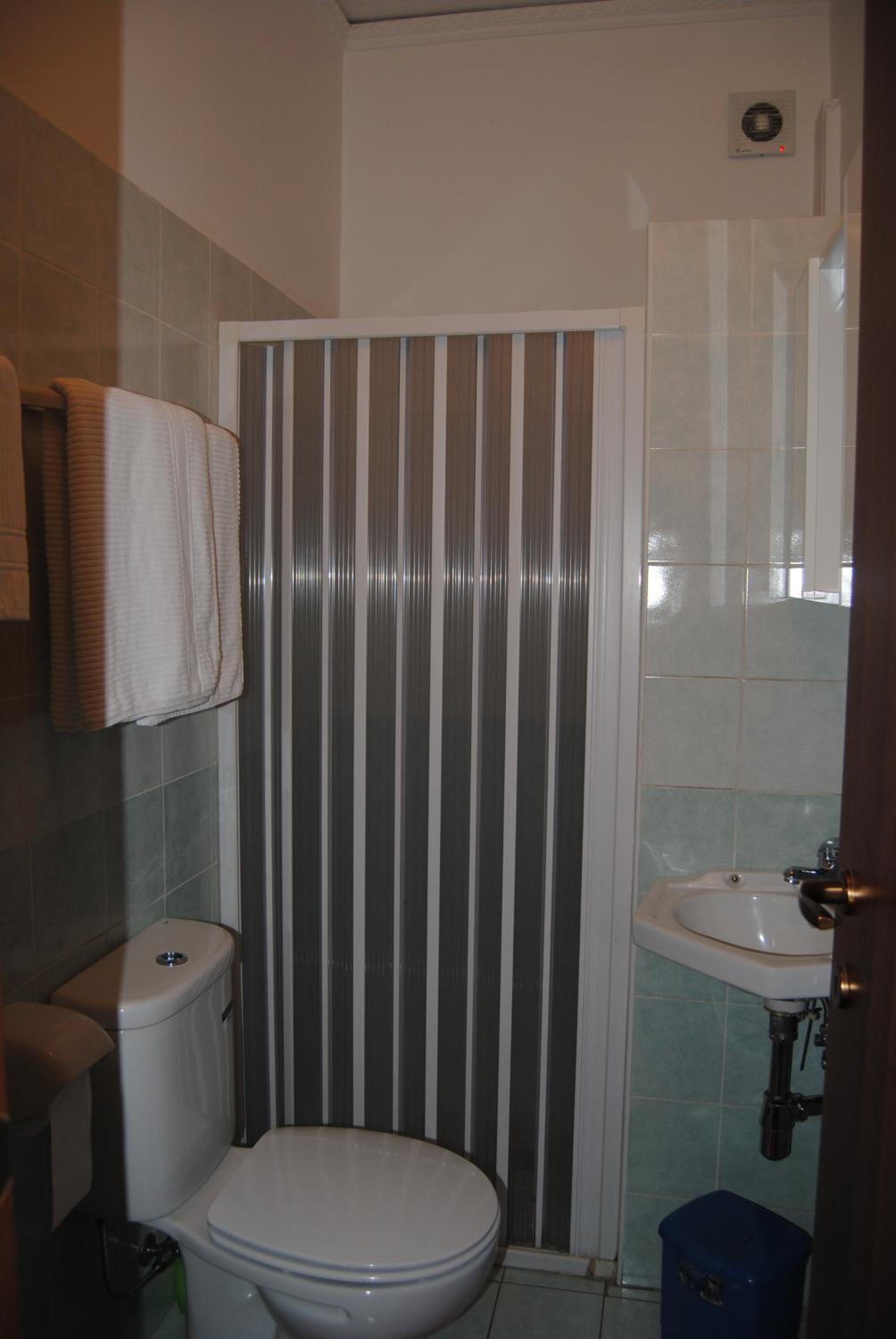 Double Room with Private Bathroom - Photo 2