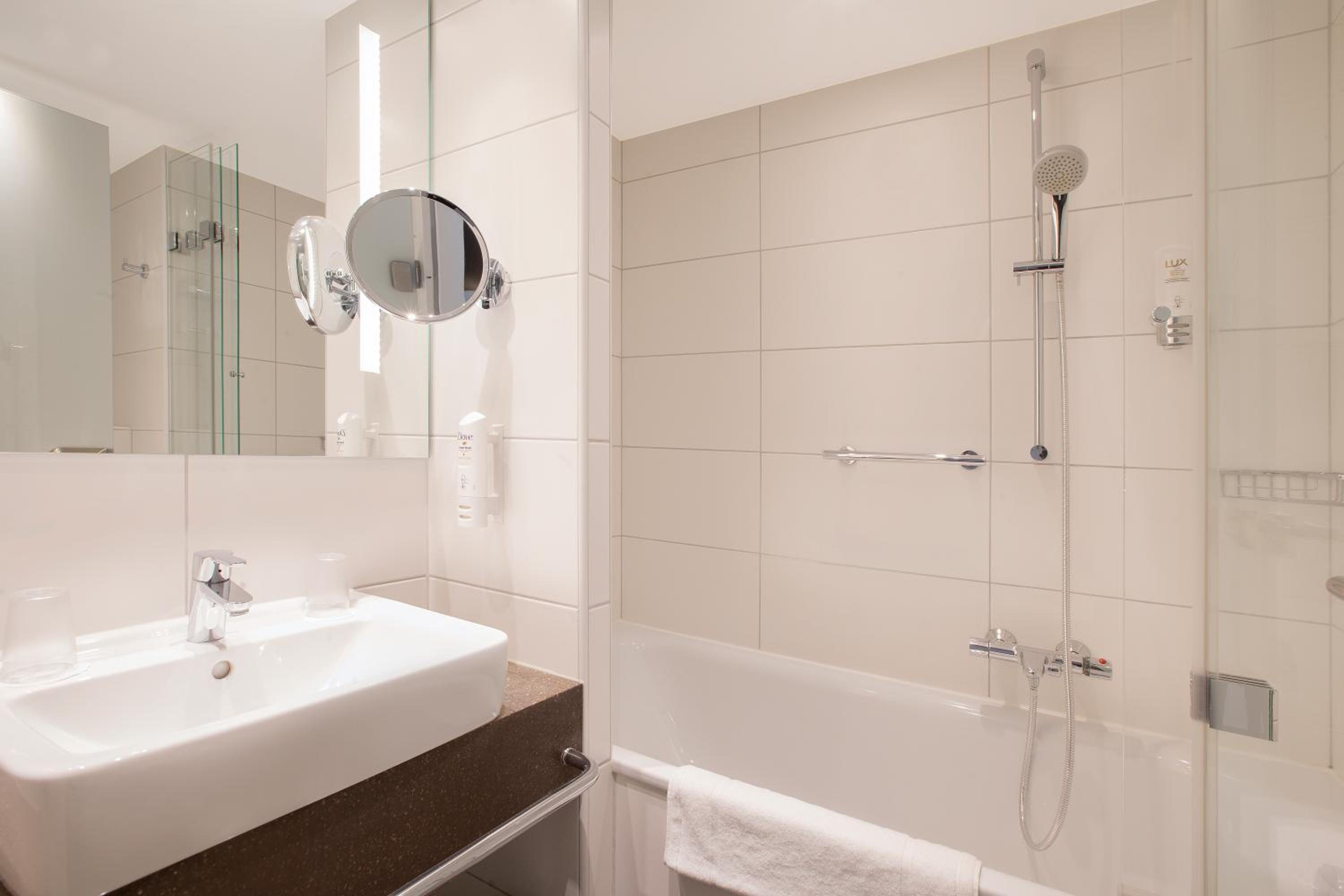 Standard King Room - Photo 8