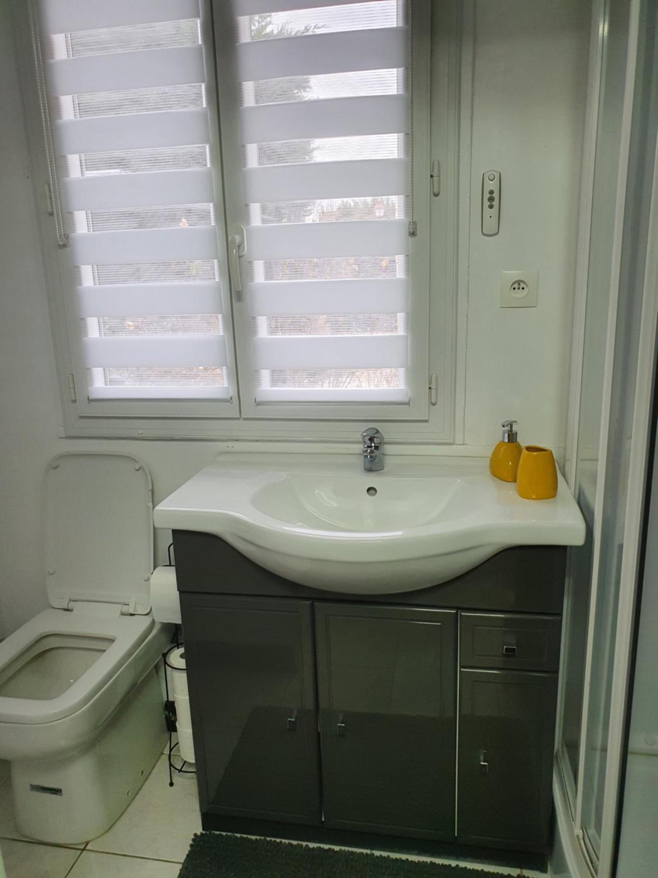 Quadruple Room with Bathroom - Photo 14
