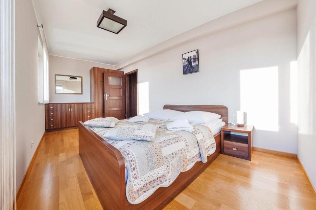 One-Bedroom Apartment with Balcony photo 2
