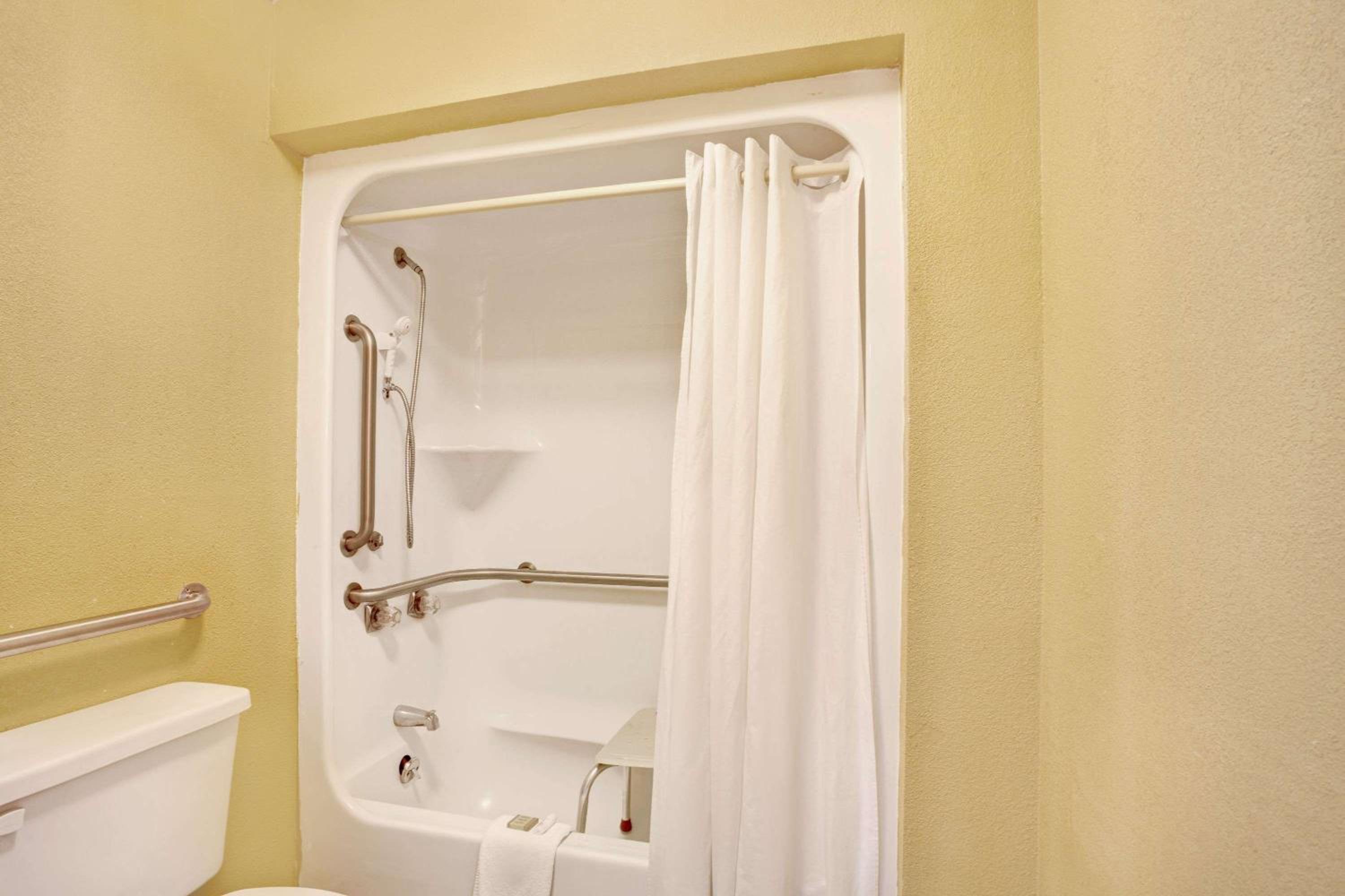 Double Room with Two Double Beds - Mobility Access/Smoking - Photo 5