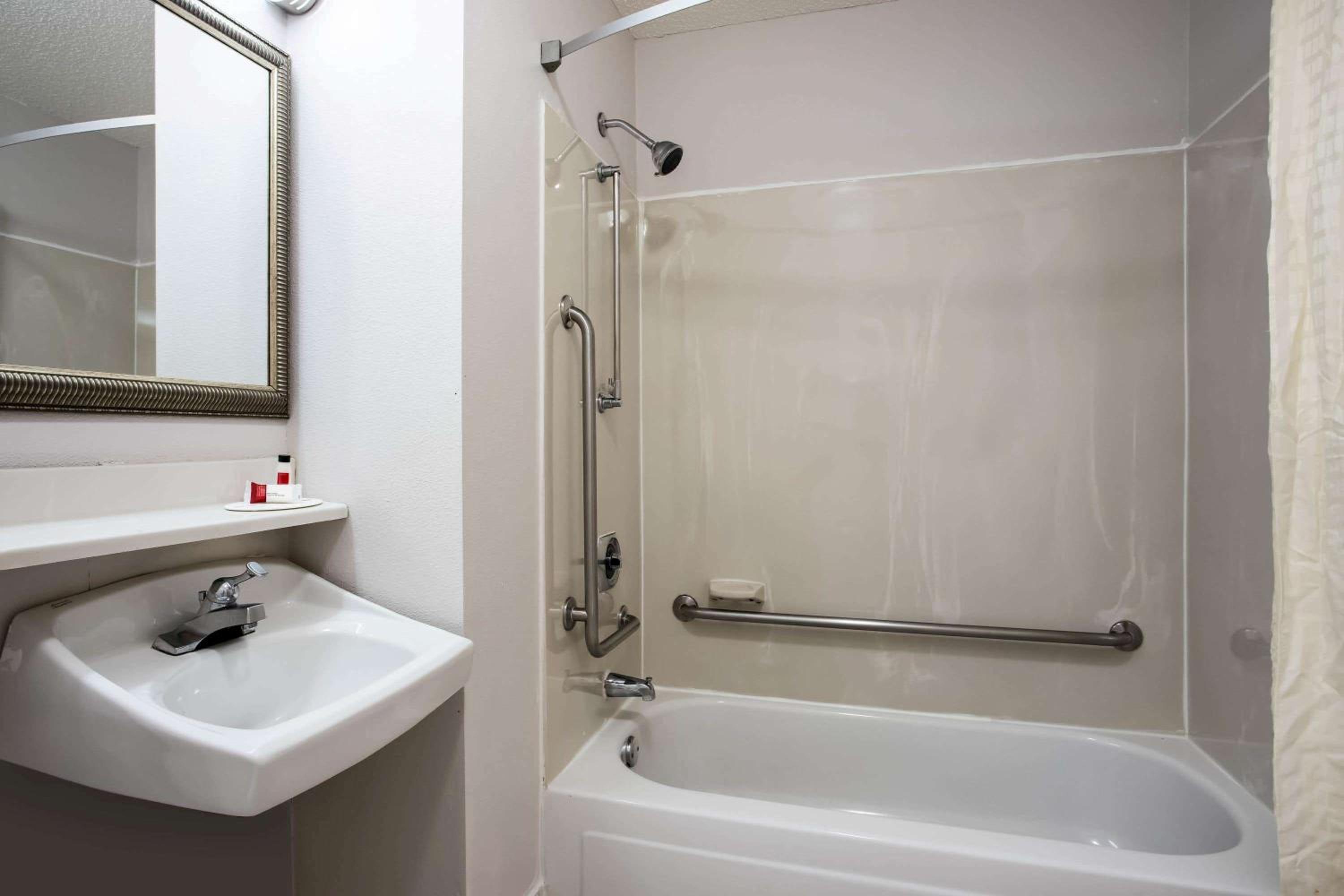 King Room - Mobility Access/Non-Smoking photo 2