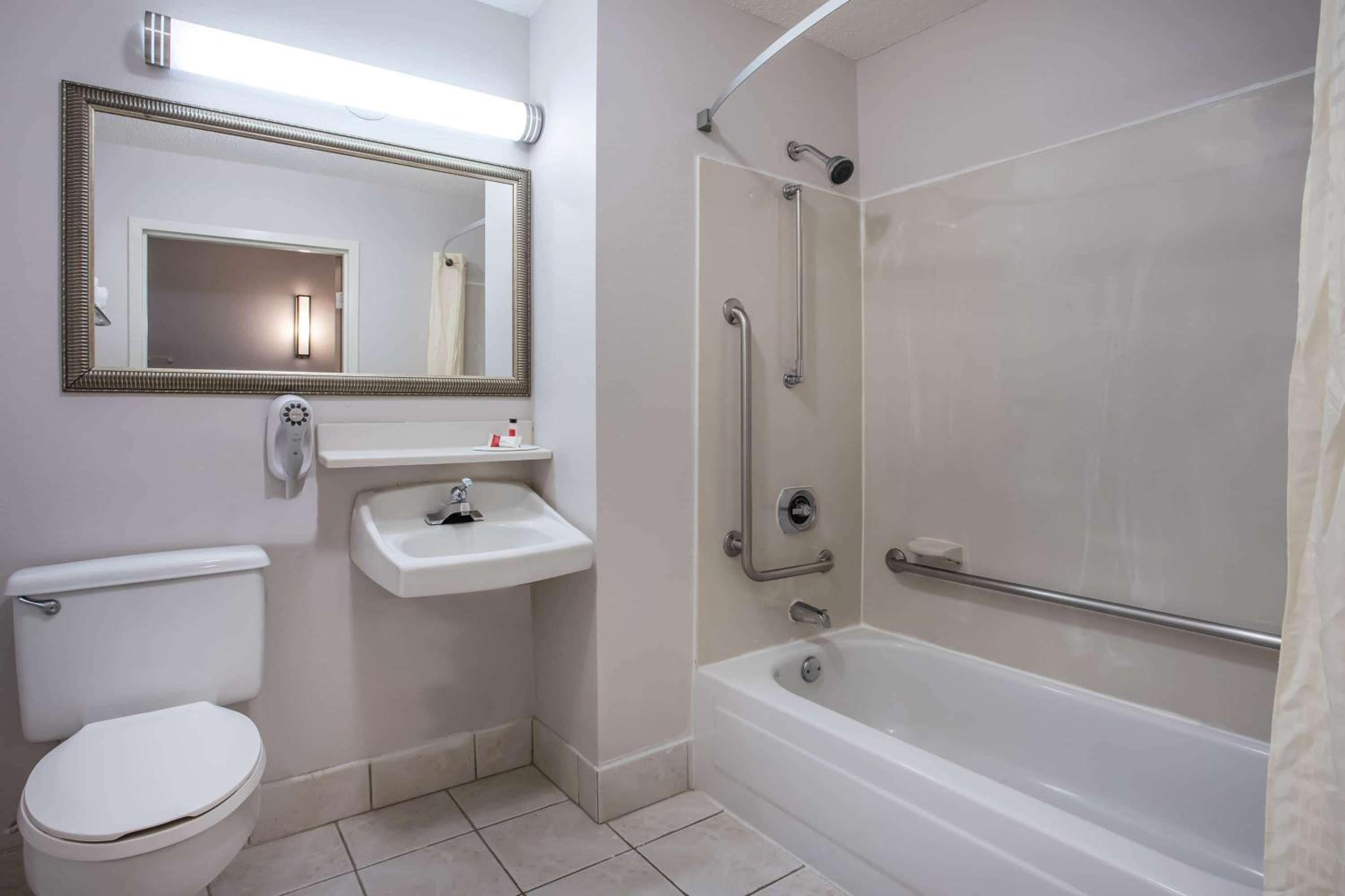 King Room - Mobility Access/Non-Smoking photo 3