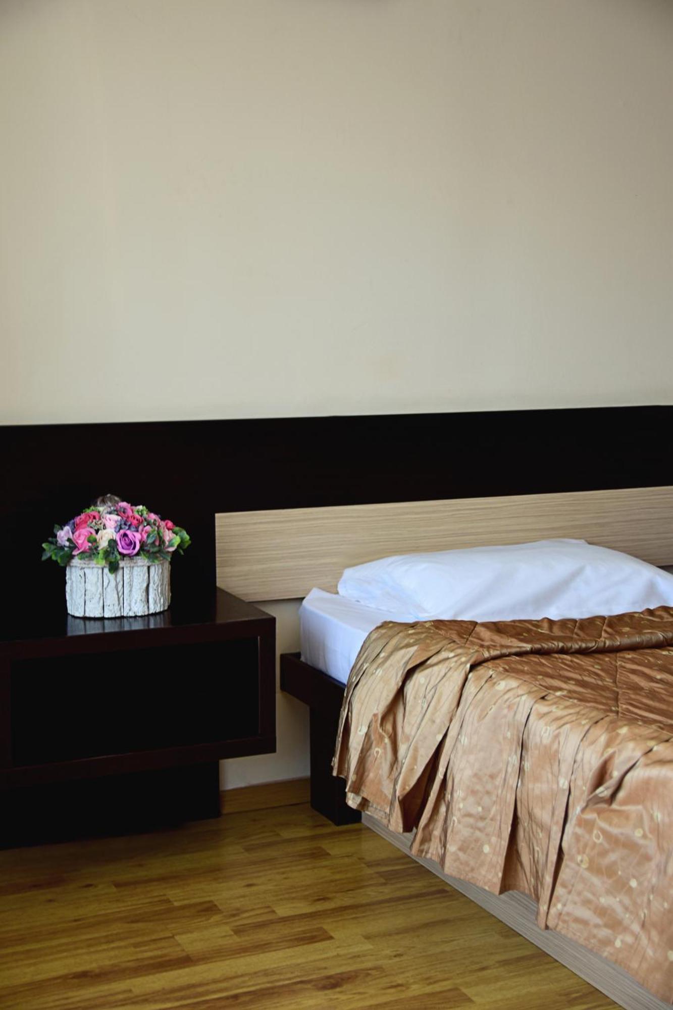 King Room with Balcony - Photo 5