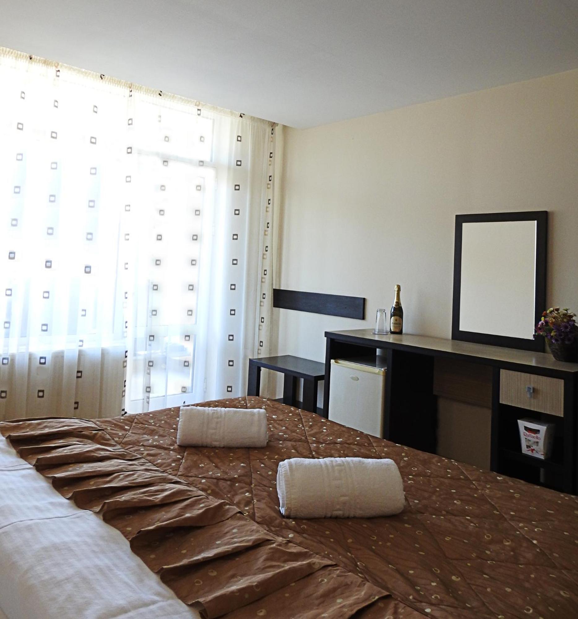 King Room with Balcony - Photo 8
