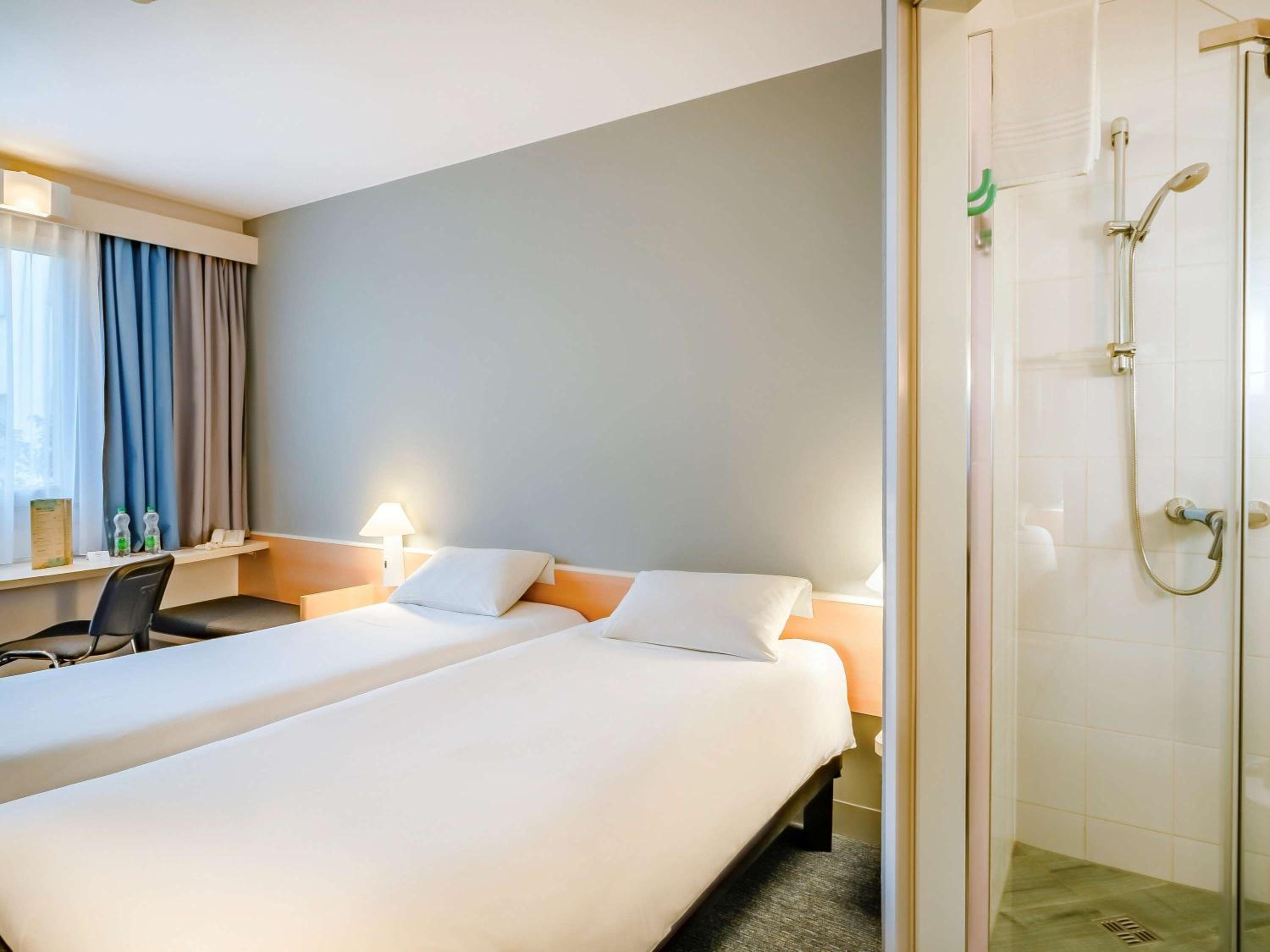 Twin Room - Photo 11