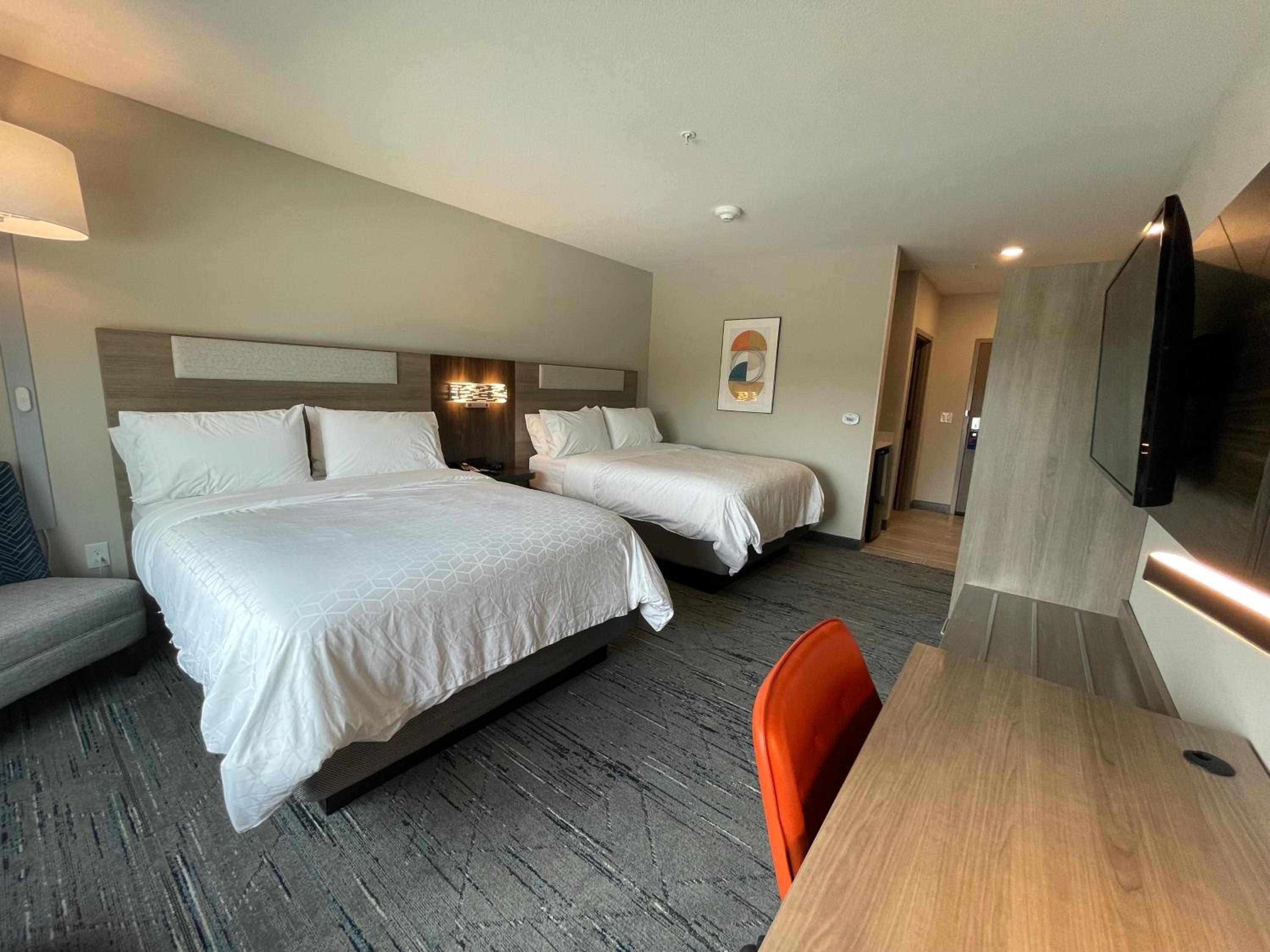 Standard Room with Two Queen Beds - Photo 5
