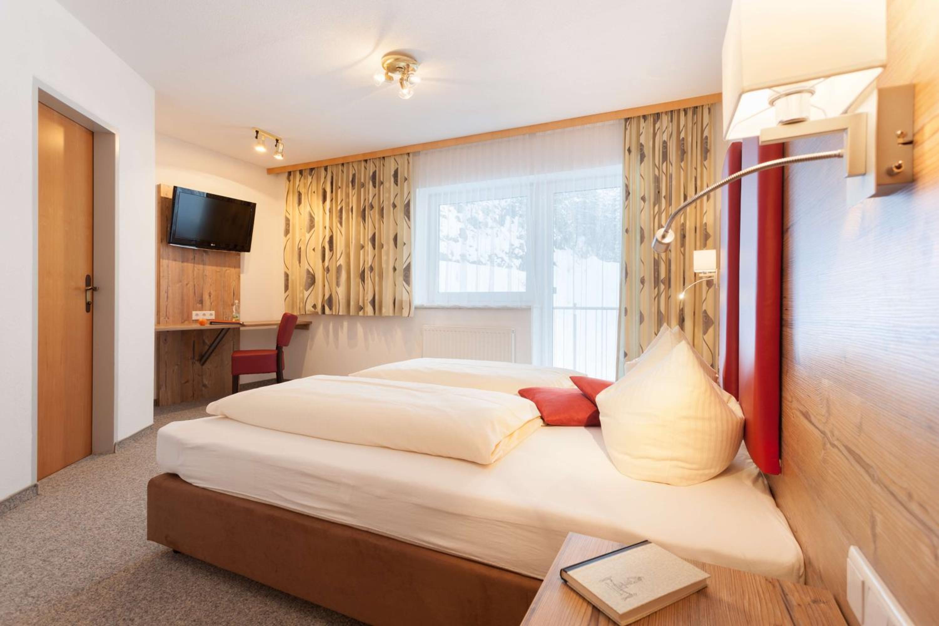 Two-Bedroom Suite with Forest View - Photo 4