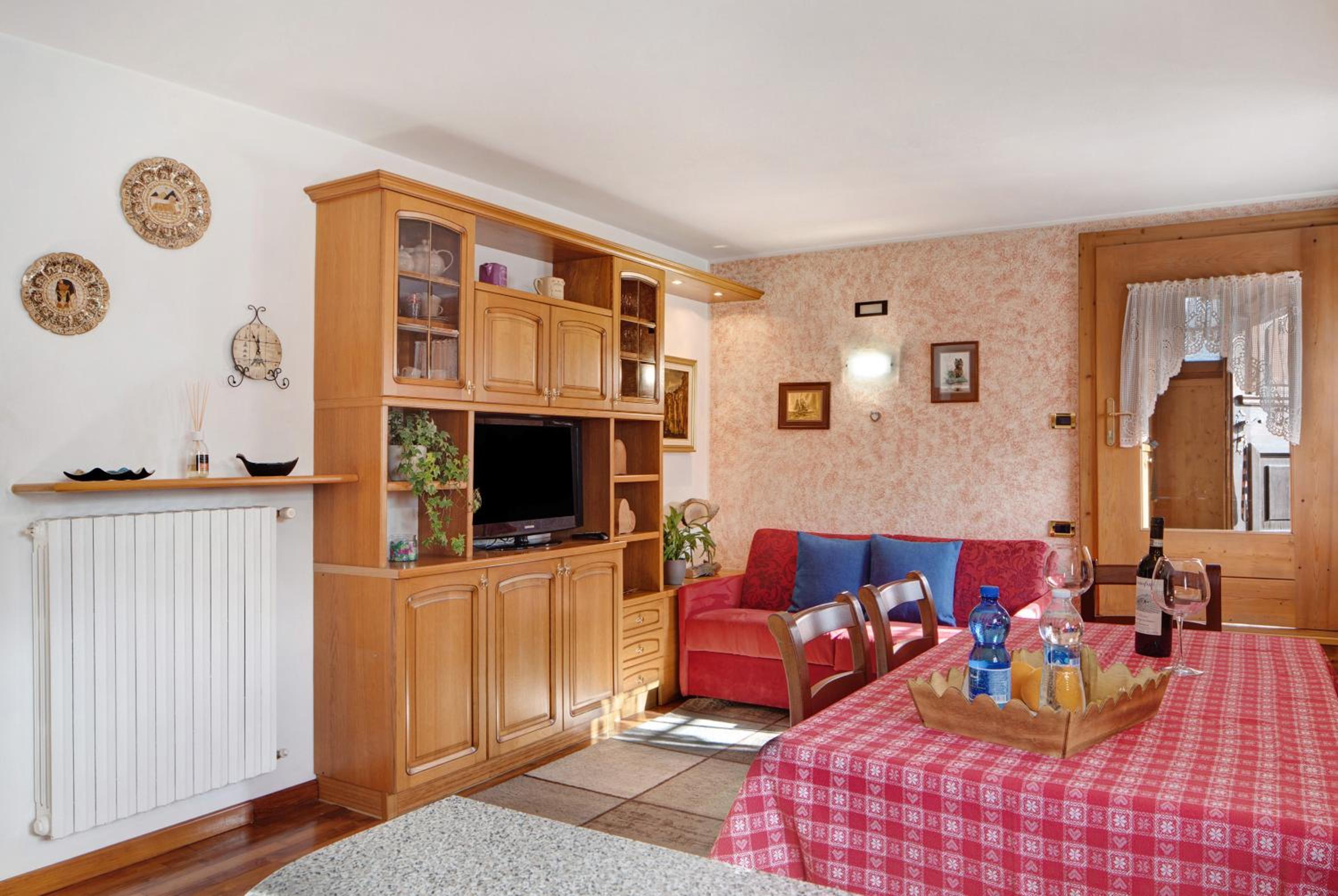 Two-Bedroom Apartment with Mountain View photo 2