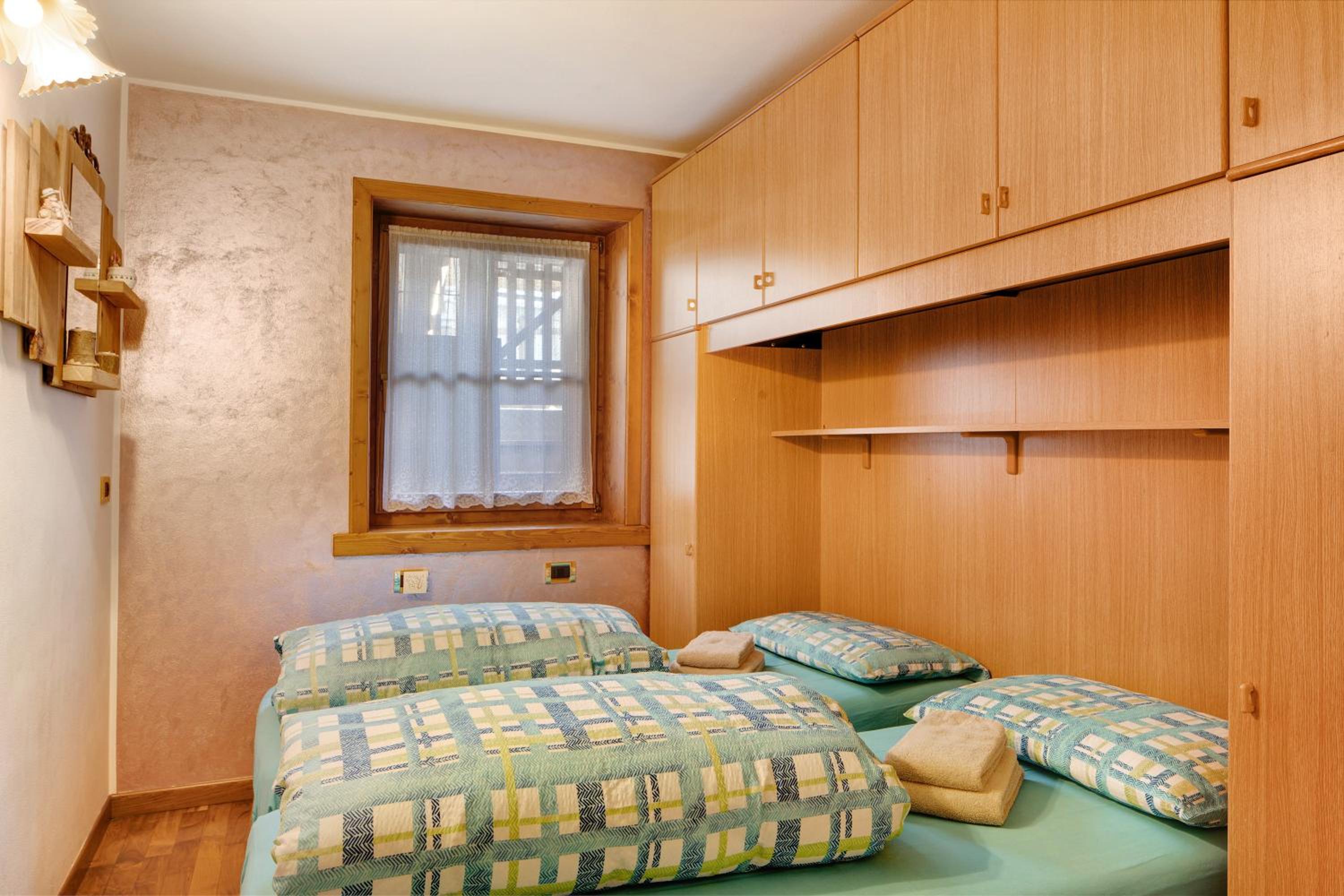 Two-Bedroom Apartment with Mountain View