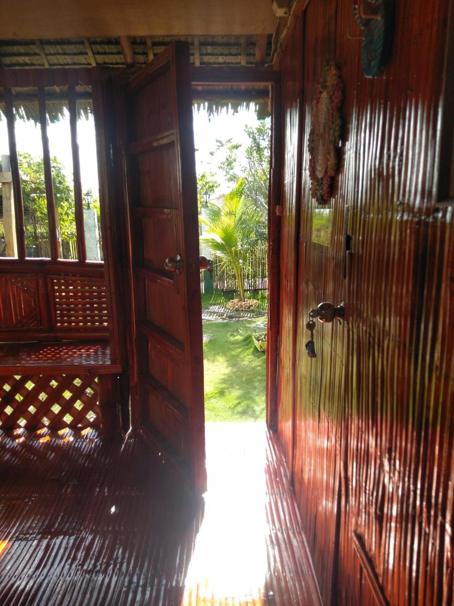 One-Bedroom Bungalow - Photo 2