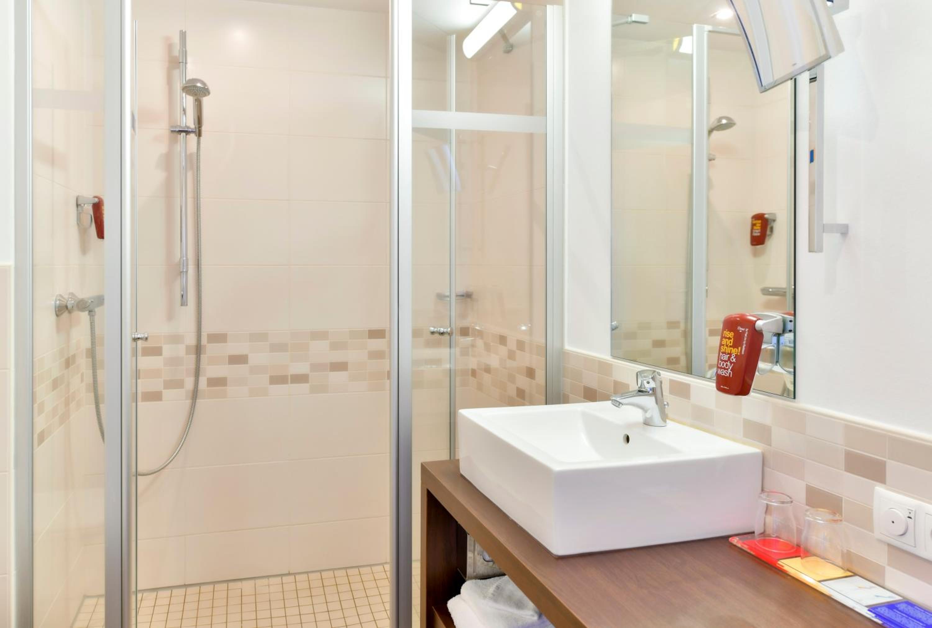 Junior Queen Suite with Balcony - Top Floor/Non-Smoking - Photo 6
