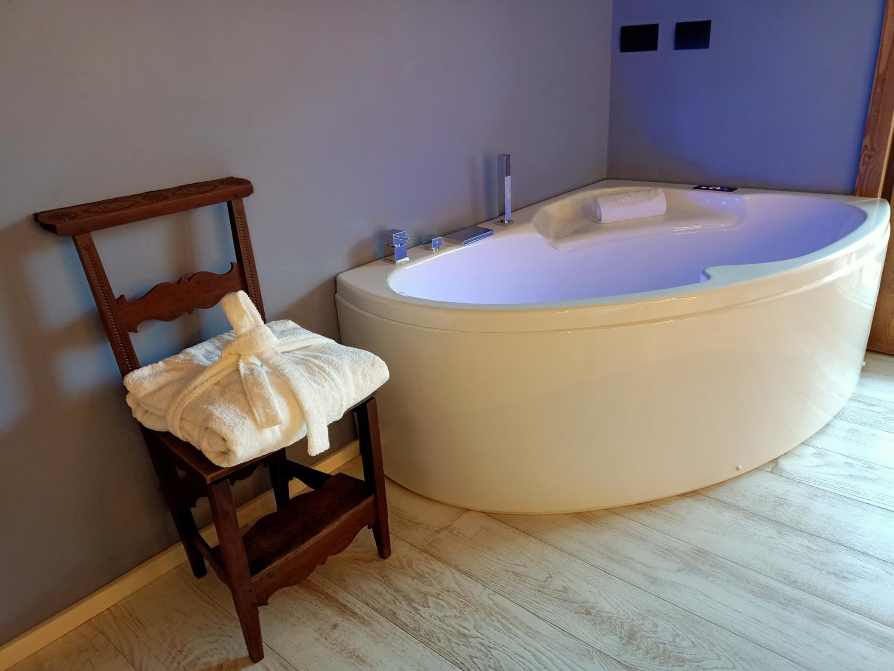 Double Room with Hot Tub and Balcony photo 2