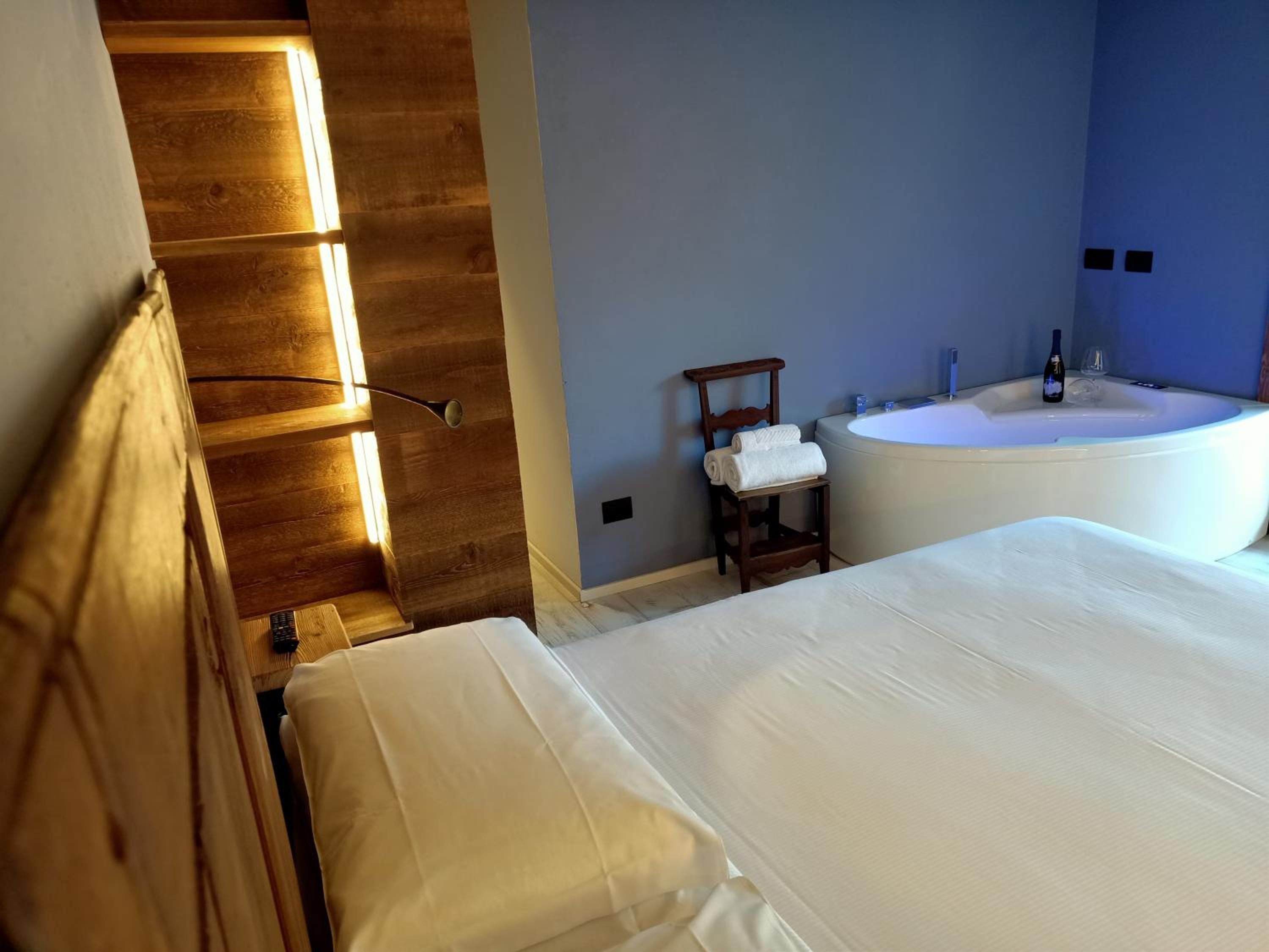 Double Room with Hot Tub and Balcony photo 1