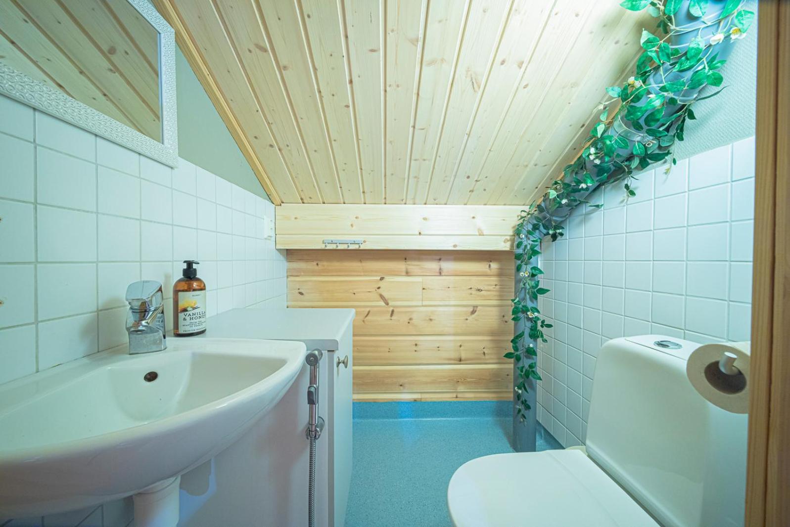 Three-Bedroom House - Photo 10