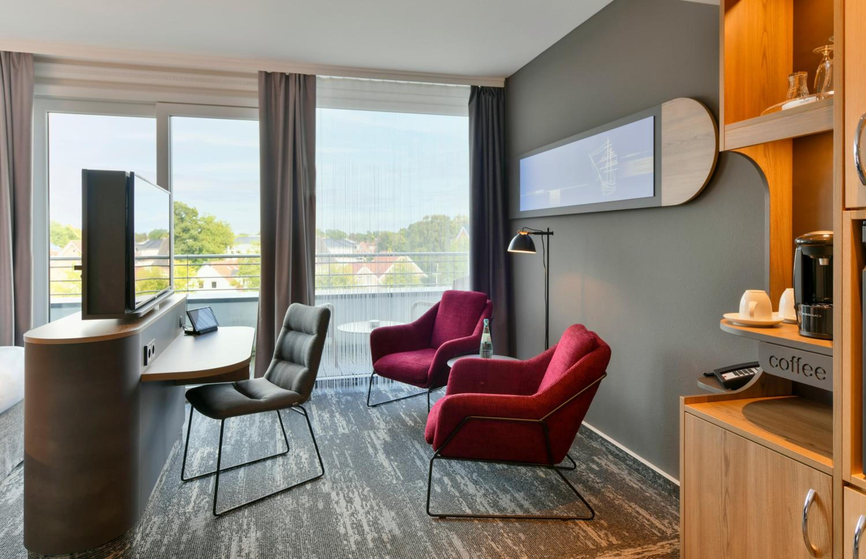 Junior Queen Suite with Balcony - Top Floor/Non-Smoking - Photo 2