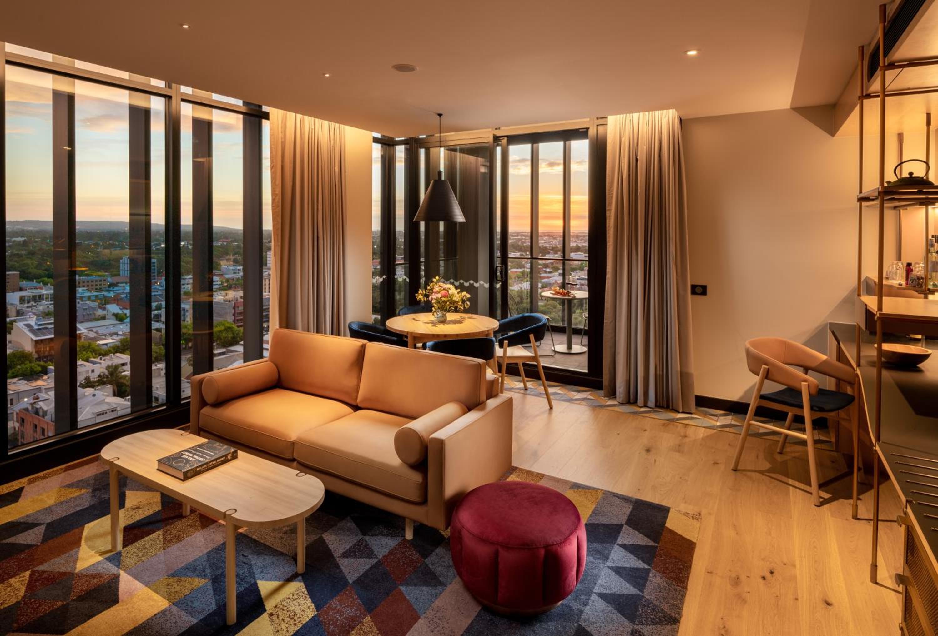 Deluxe One-Bedroom Suite with Balcony - Photo 4