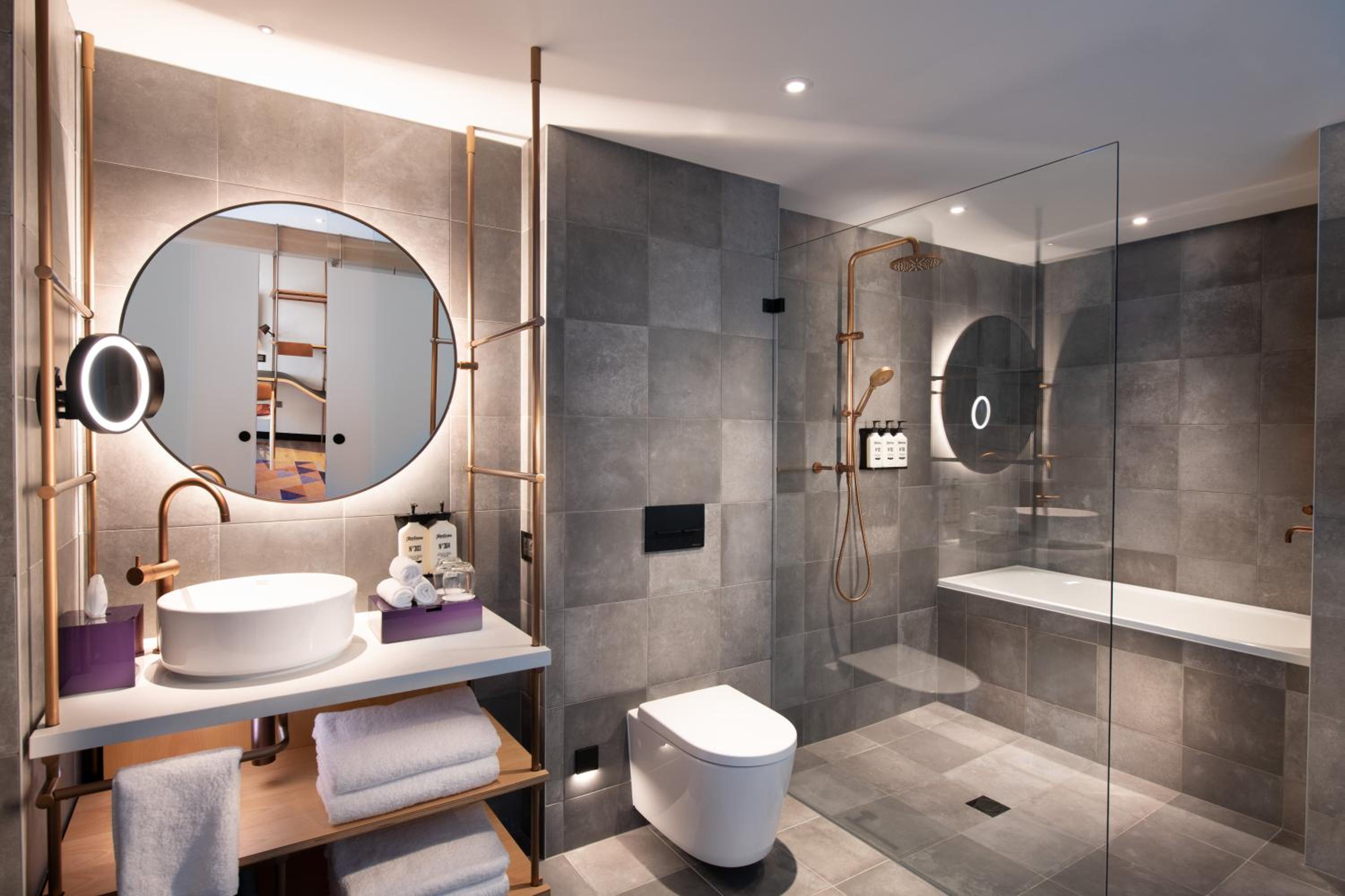 Indigo Balcony Suite With Bath - Photo 2