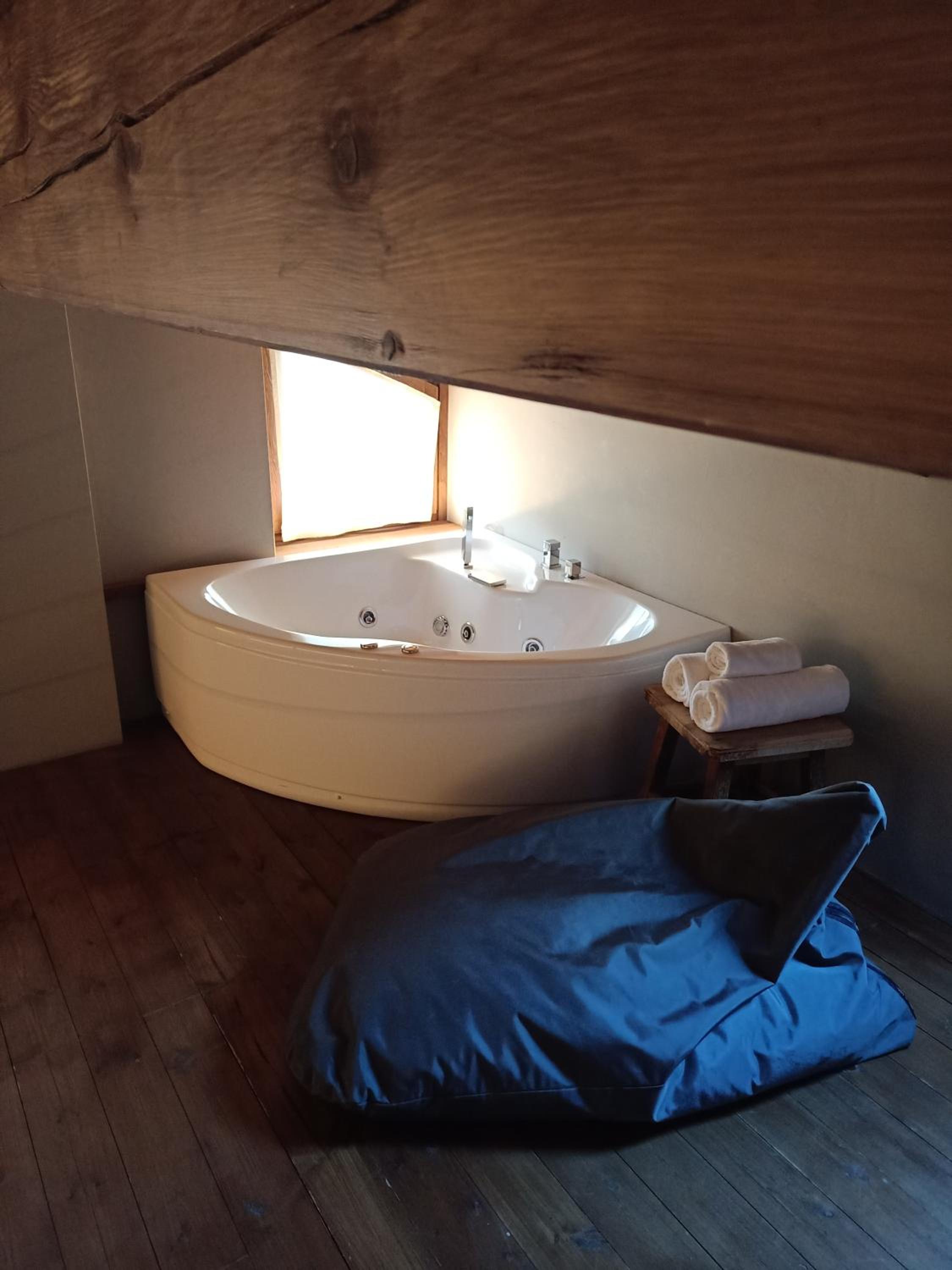 Junior Suite with Hot Tub and Balcony photo 3