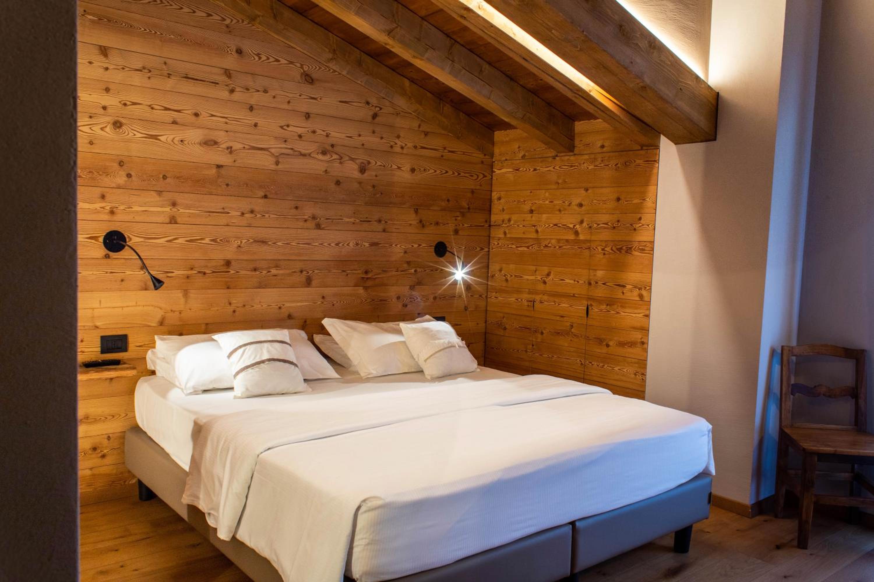 Deluxe Double Room with Hot Tub and Balcony photo 2