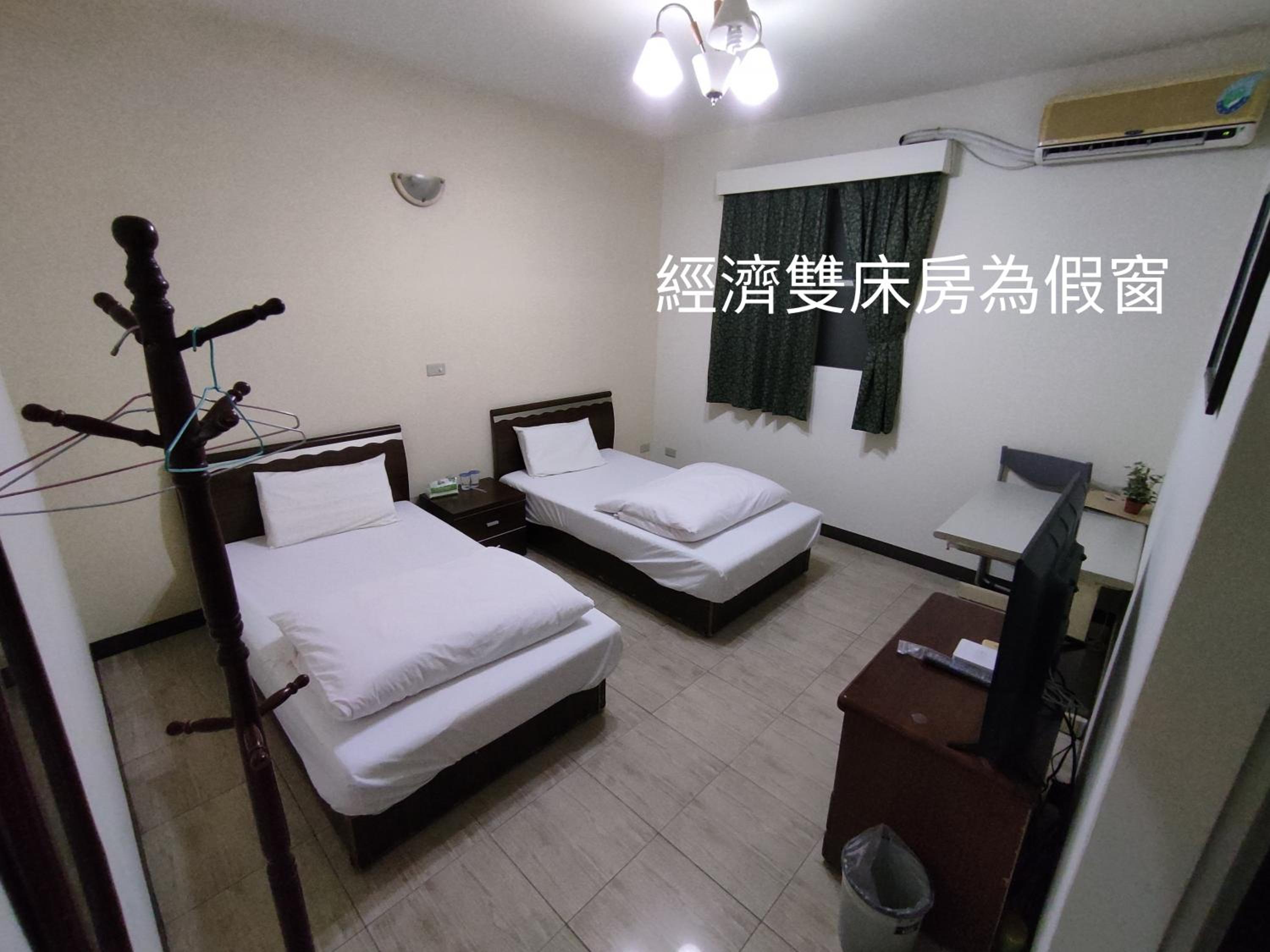 Economy Twin Room photo 2