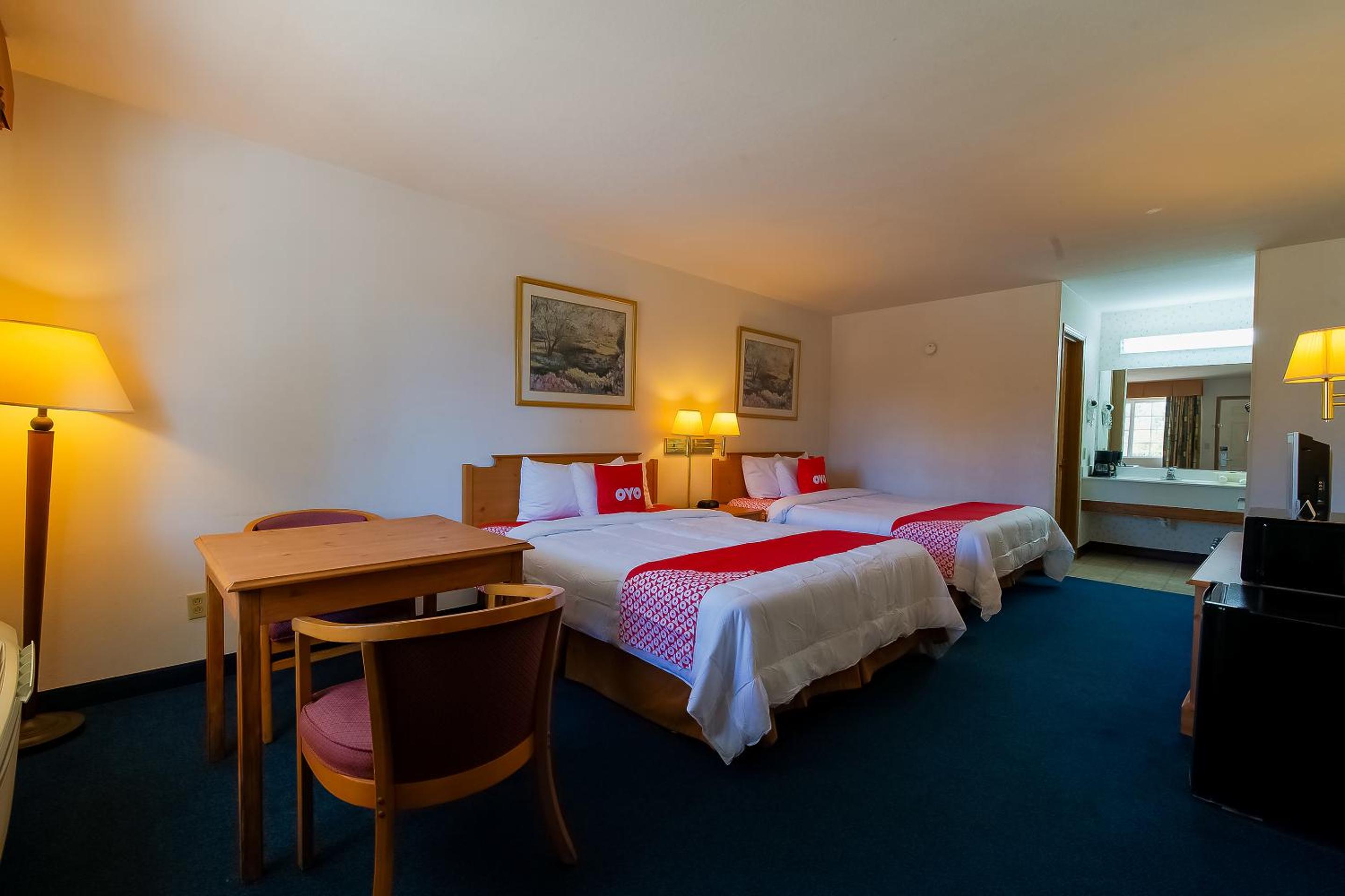 Queen Room with Two Queen Beds - Photo 5