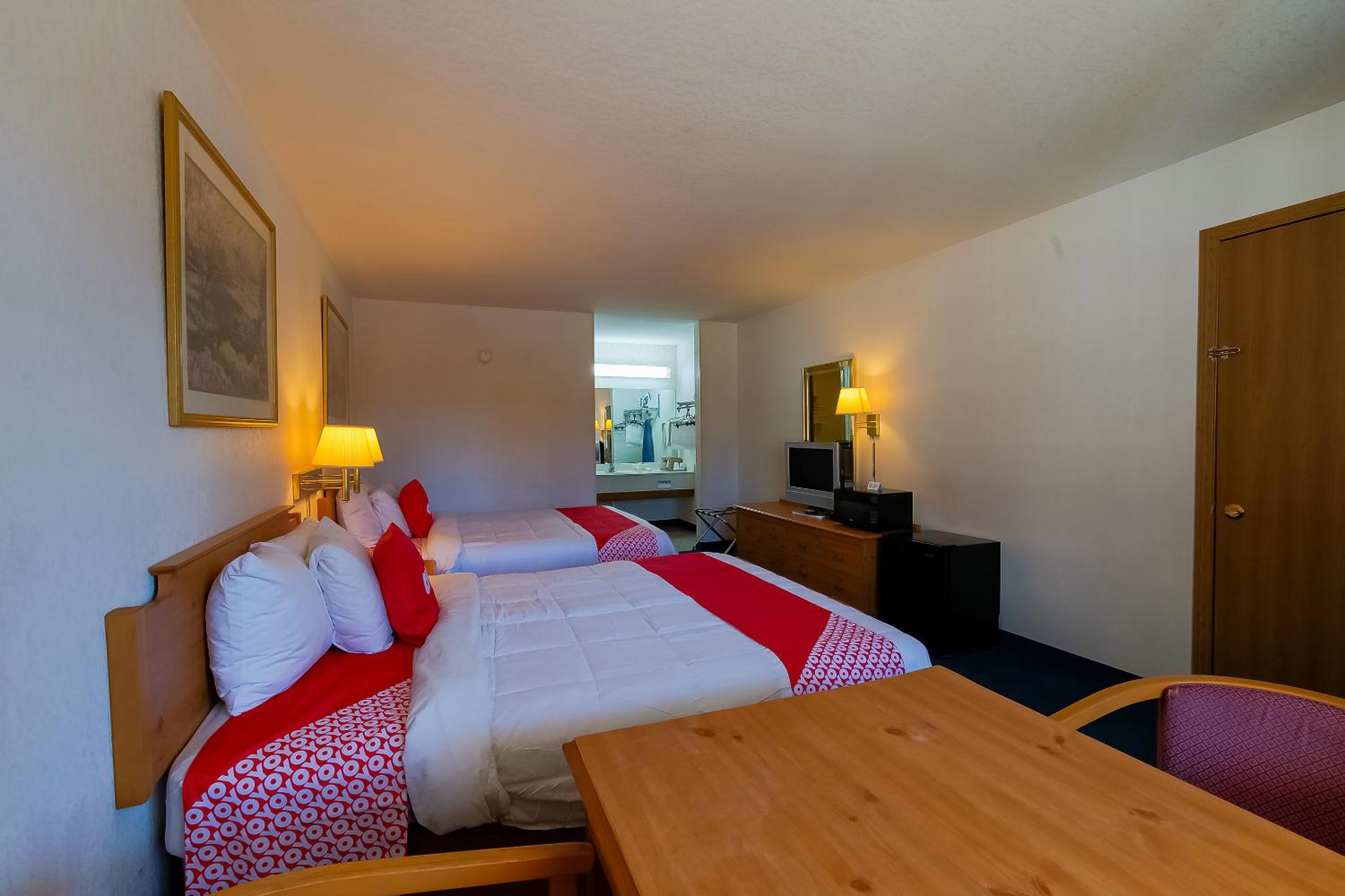 Queen Room with Two Queen Beds - Photo 4