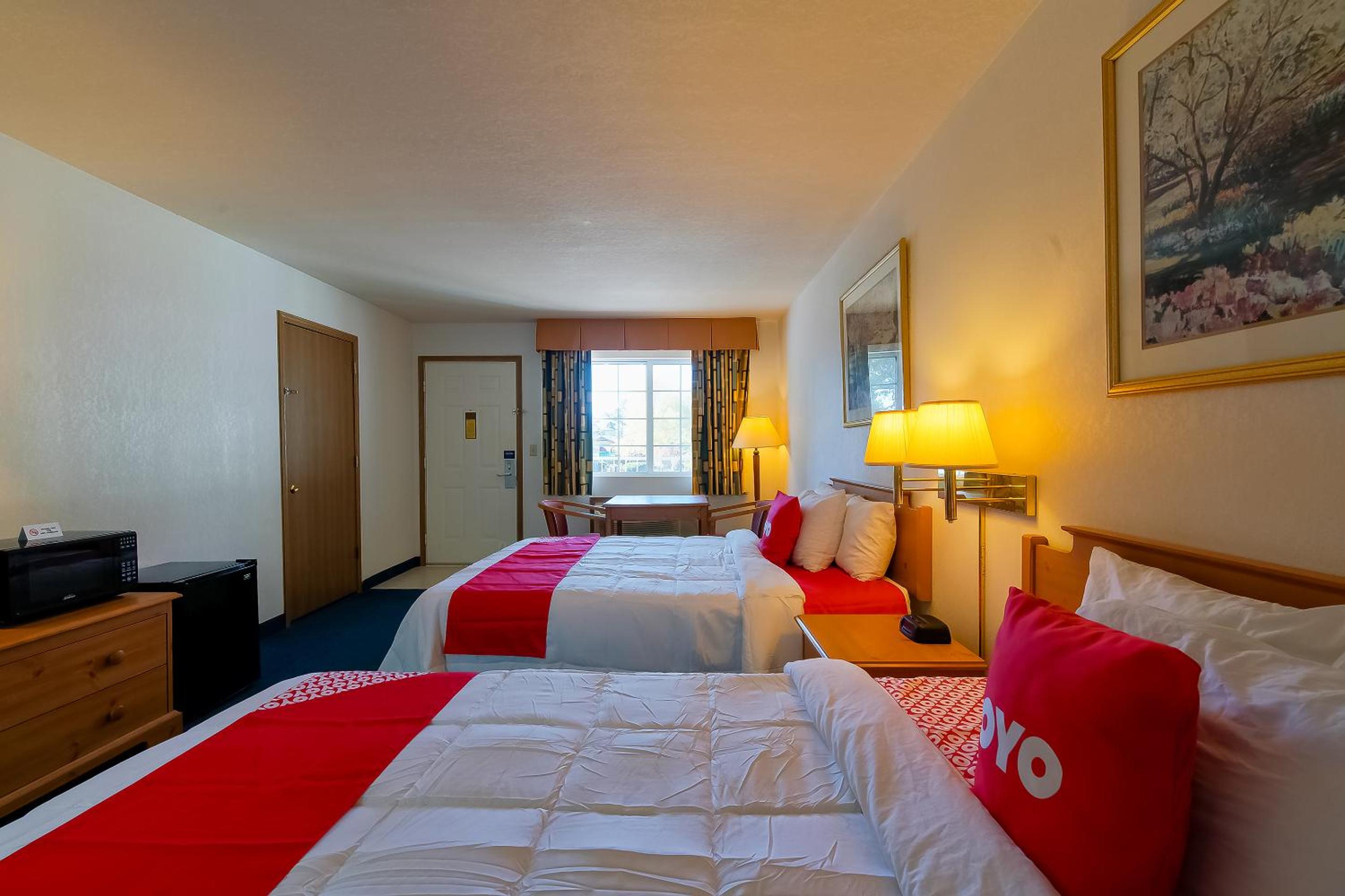 Queen Room with Two Queen Beds - Photo 3