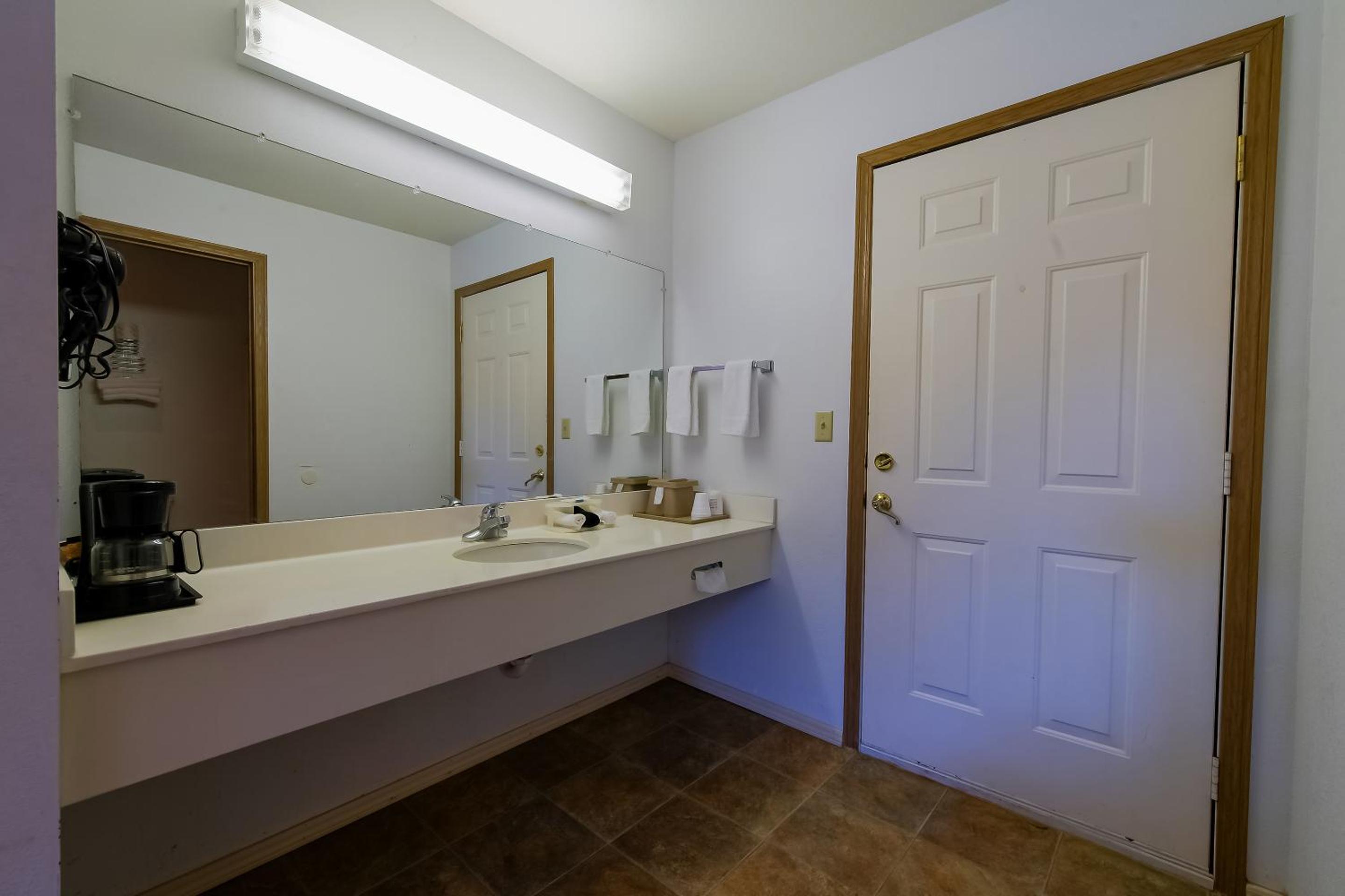 Queen Room with Two Queen Beds - Disability Access - Photo 3