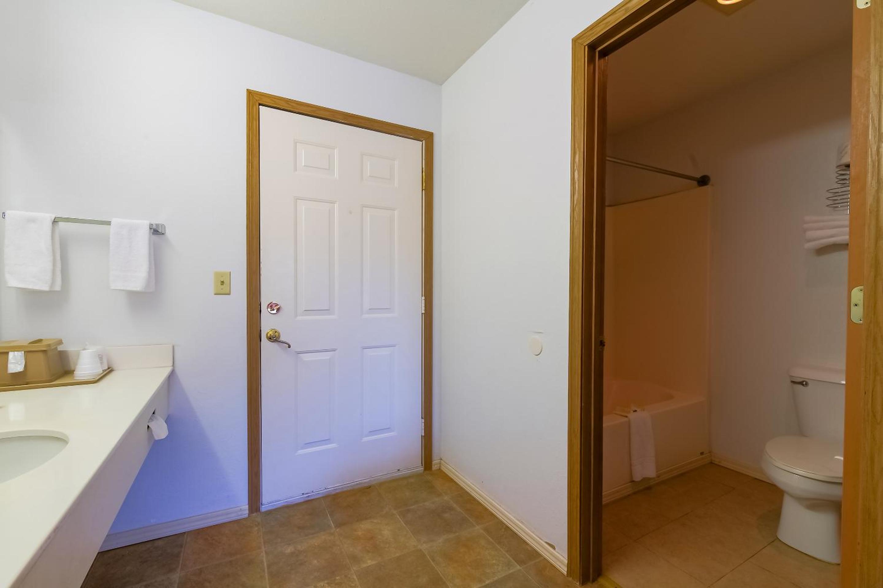 Queen Room with Two Queen Beds - Disability Access - Photo 8