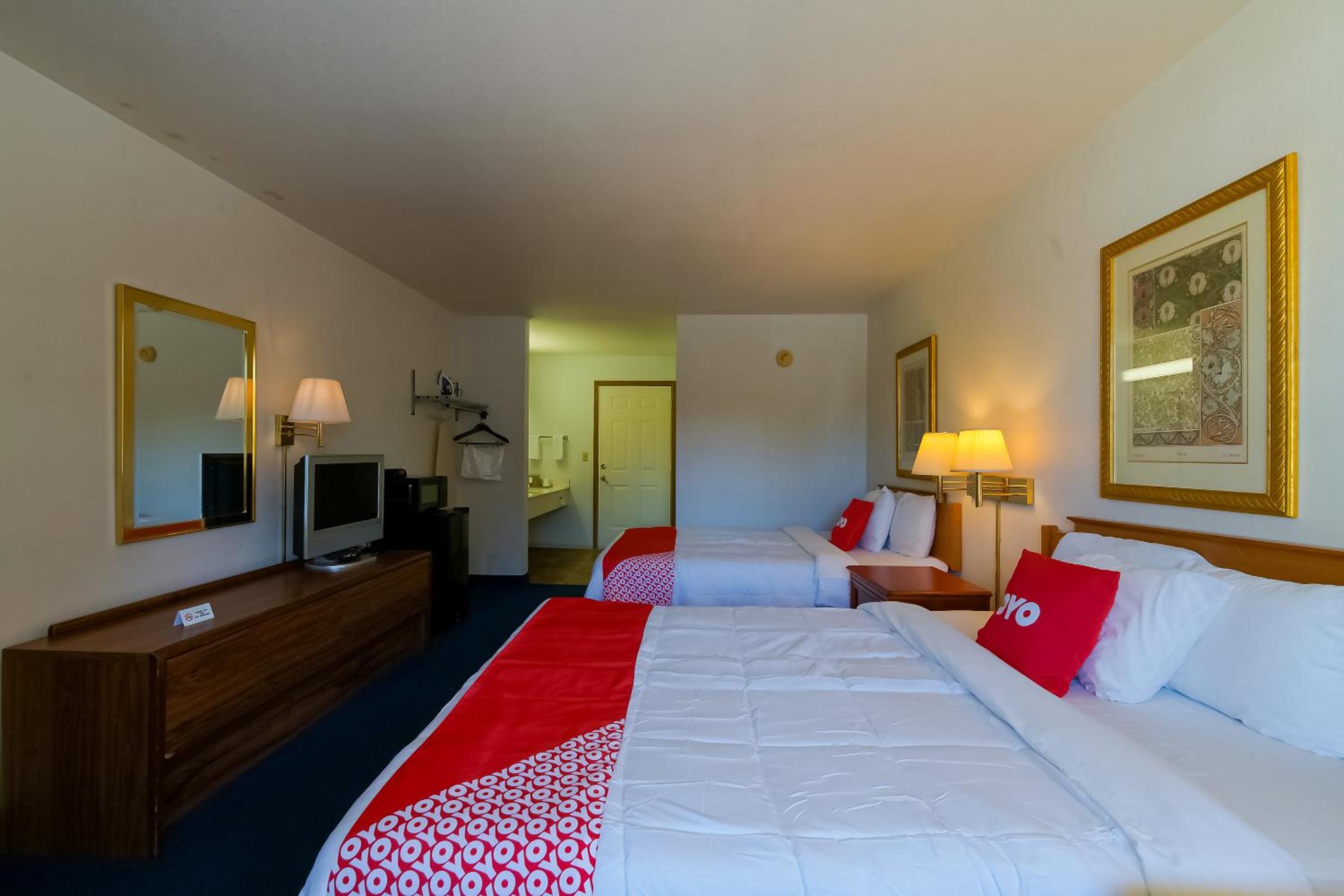 Queen Room with Two Queen Beds - Disability Access - Photo 4