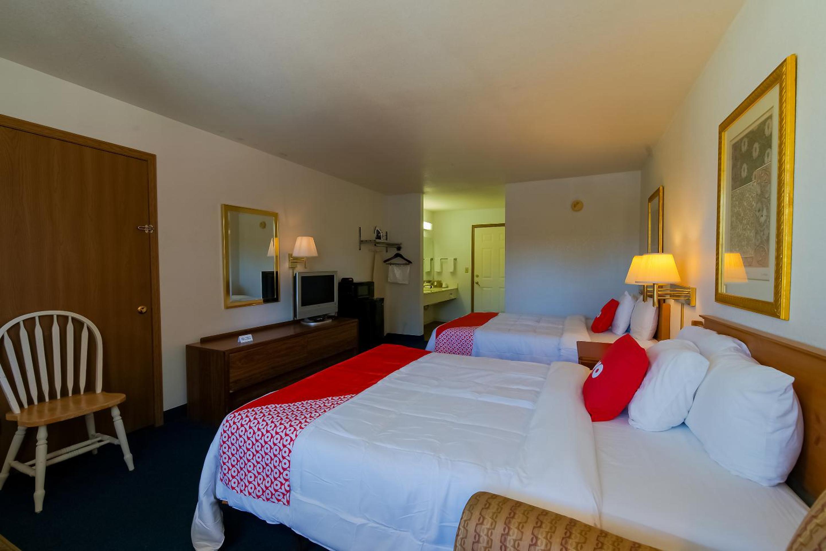 Queen Room with Two Queen Beds - Disability Access - Photo 5