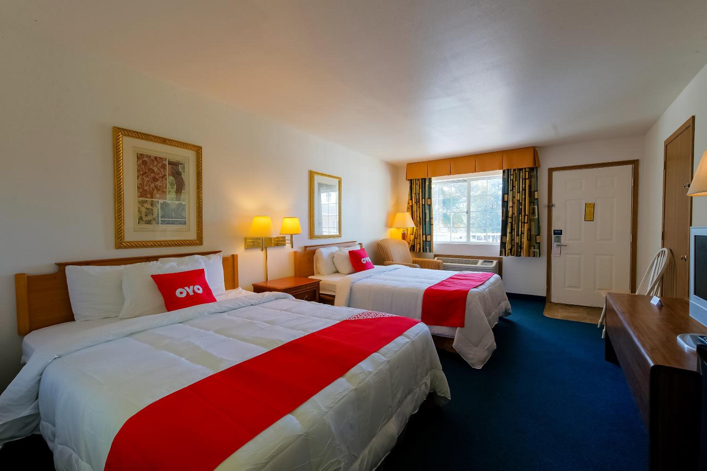 Queen Room with Two Queen Beds - Disability Access - Photo 7