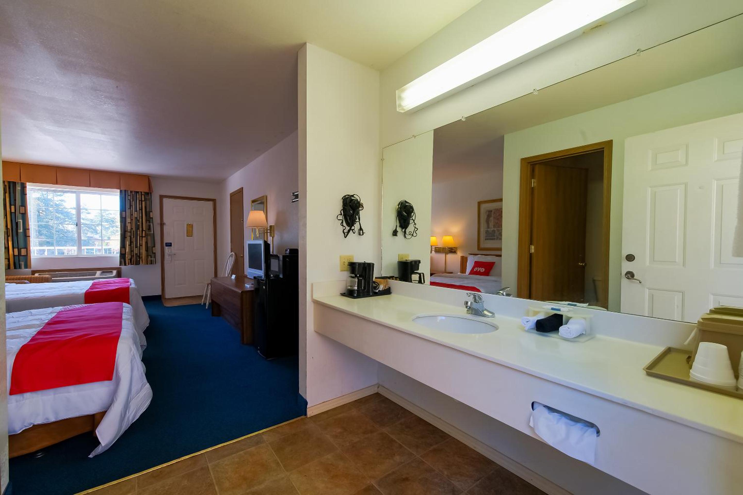 Queen Room with Two Queen Beds - Disability Access - Photo 11