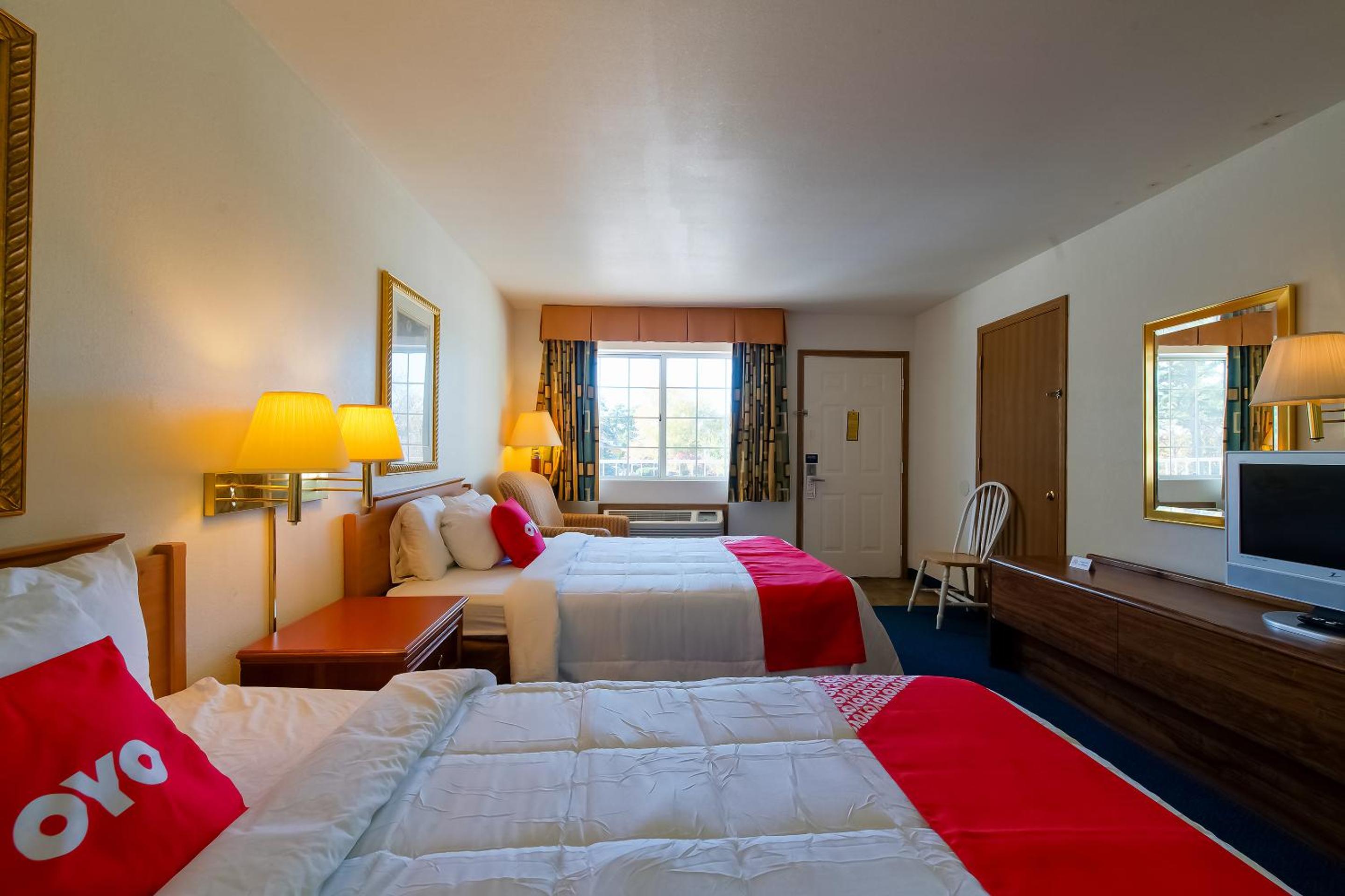 Queen Room with Two Queen Beds - Disability Access - Photo 2