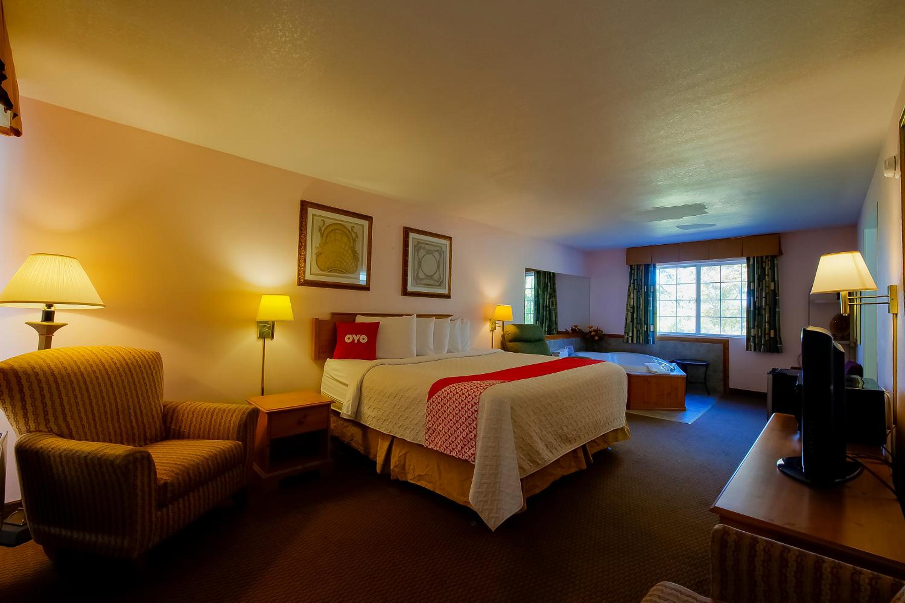 Premium King Room with Jetted Tub - Photo 9